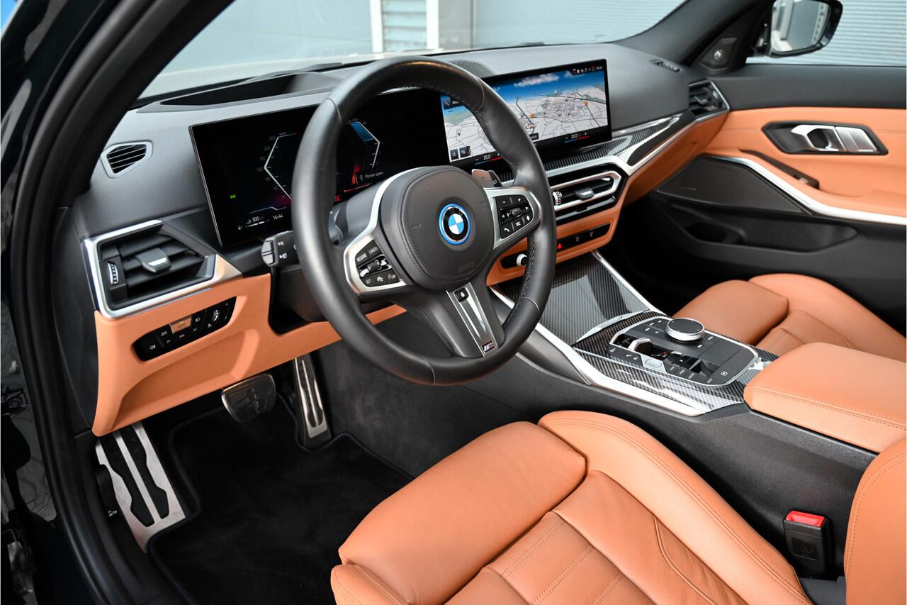 BMW 3-SERIE Touring 320e / M-SPORT / PANO / M-PERF SEATS / CARBON / HARMAN KARDON / MEMORY / HUD / OXFORDGREEN / 20"
