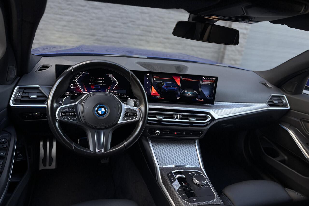 BMW 3-SERIE Touring 330e M-Sport | LCI FACELIFT | Adaptief Led | Camera | Sportstoelen | 19 'Inch | Privacy Glas