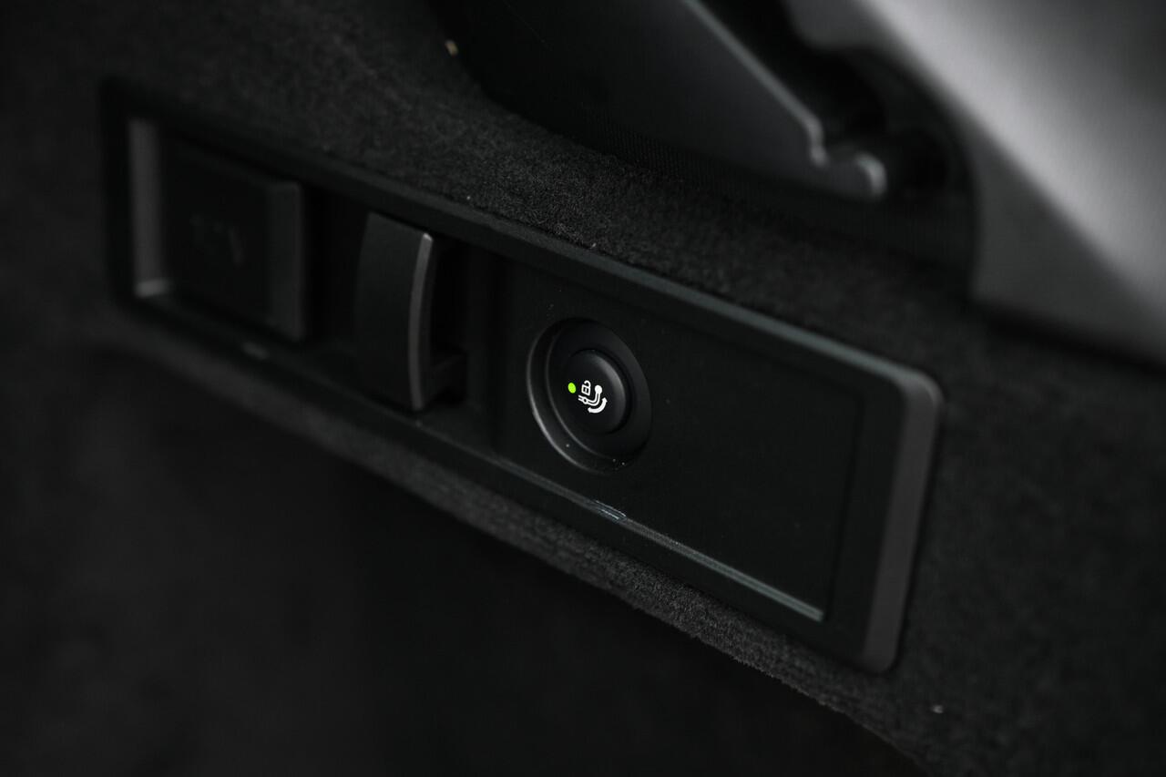 BMW 3-SERIE Touring 330e xDrive M Sport Automaat / Panoramadak / Trekhaak / Sportstoelen / Achteruitrijcamera / Adaptieve LED / Widescreen Display