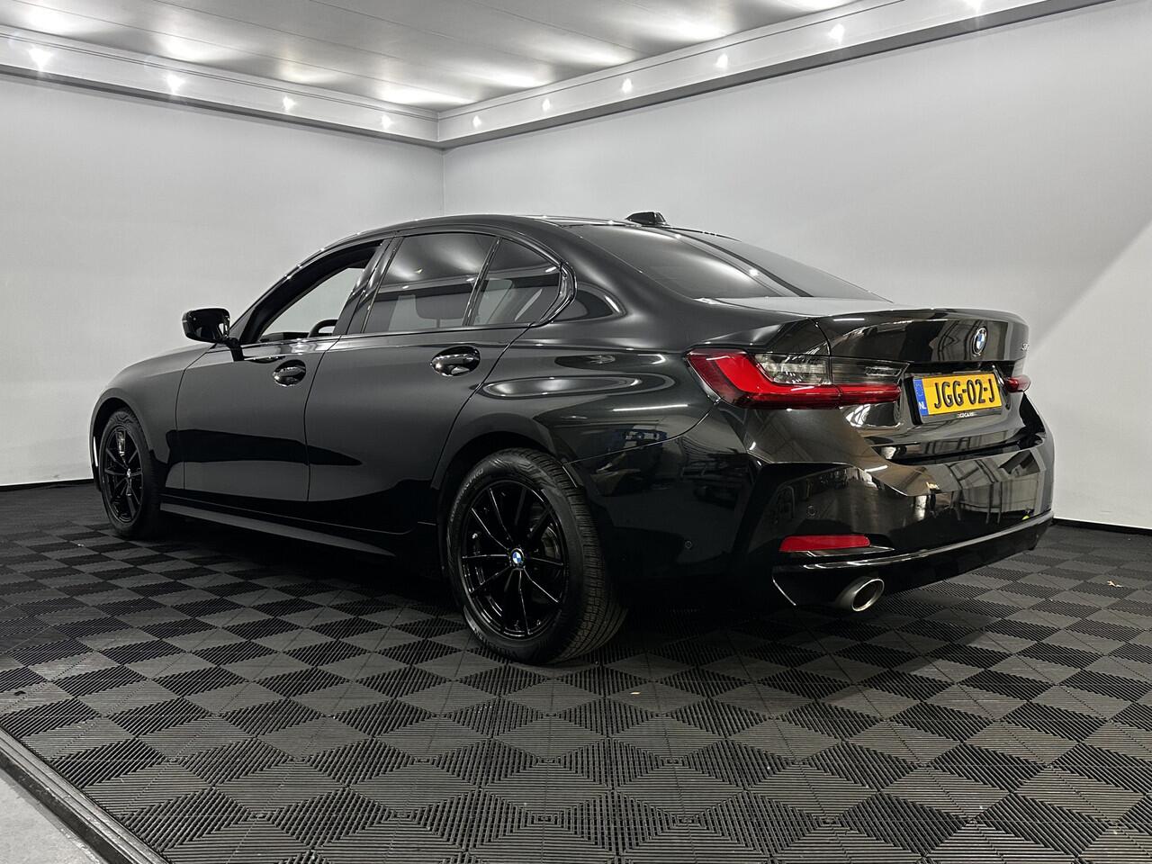 BMW 3-SERIE 318i Navi, Clima, Head Up, Nieuwstaat