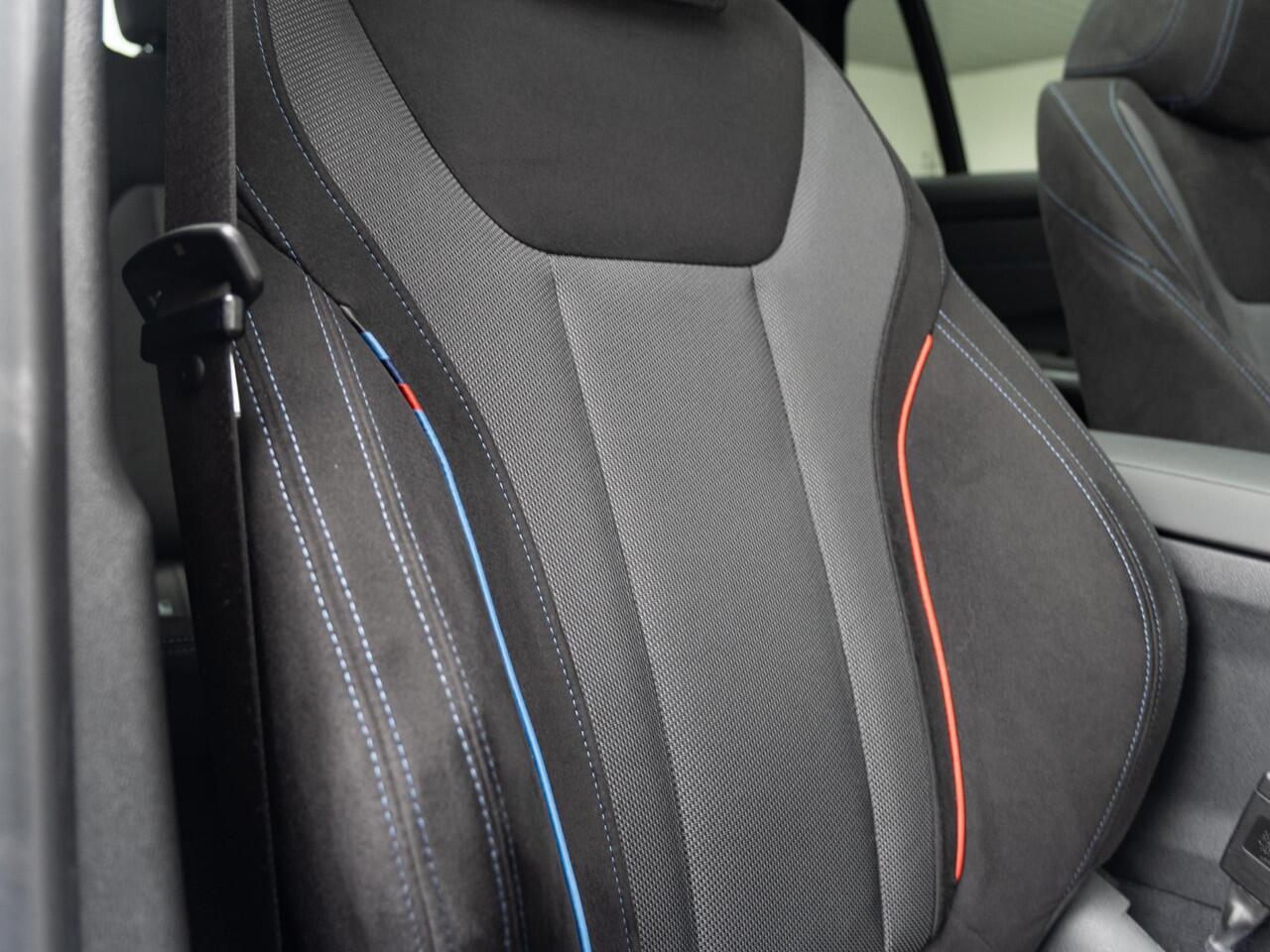 BMW 3-SERIE Touring 330e | M Sportpakket | Innovation Pack | Verwarmd Stuurwiel | Comfort Access | Panoramadak | Stoelverwarming | Harman Kardon | Trekhaak