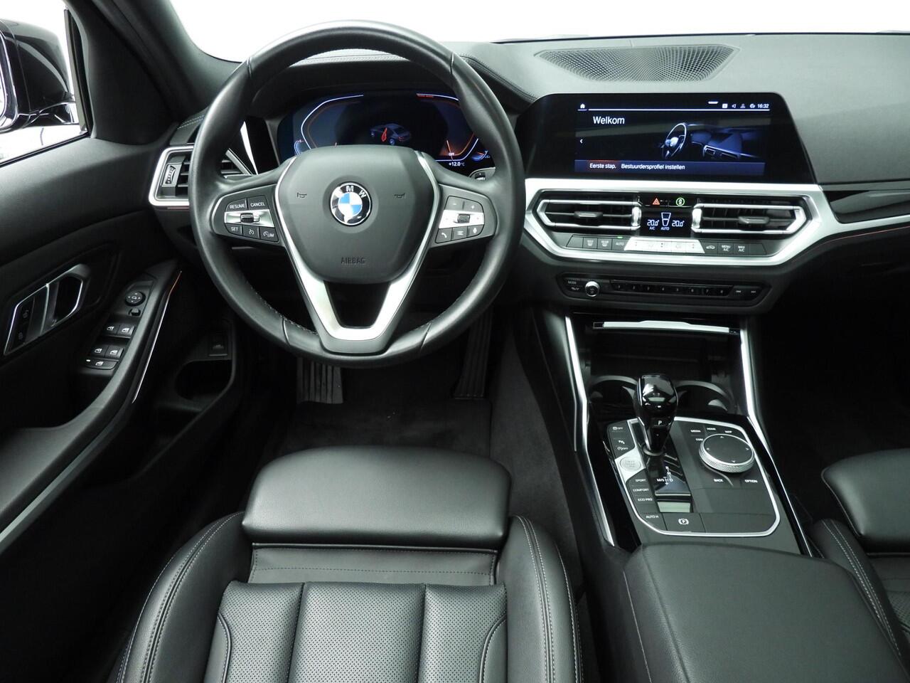 BMW 3-SERIE Sedan 320i | LED | Navigatie | Schuifdak | Sportstoelen | Clima | PDC | DAB | Alu 18 inch