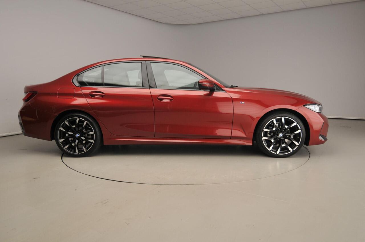 BMW 3-SERIE Sedan 320i | M-Sportpakket | LED | Leder | Navigatie | Schuifdak | Stoelverwarming | Sportstoelen | DAB | Alu 19 inch