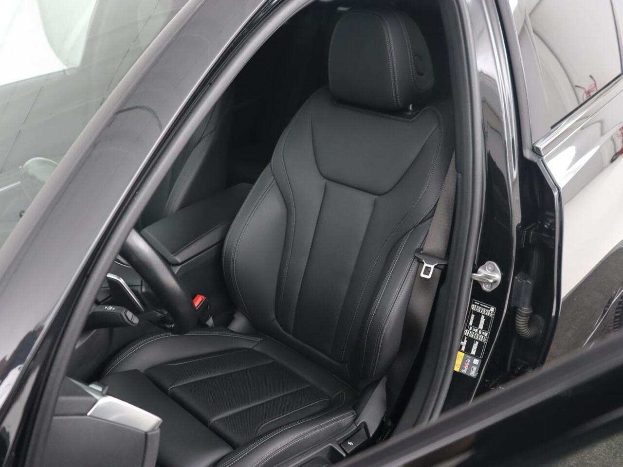 BMW 3-SERIE 330e M Sport | Leder | Trekhaak | Stoel & stuurverwarming | Carplay | Sportstoelen | Navigatie | Full LED | Park Assist | Live Cockpit | PHEV | Plug In