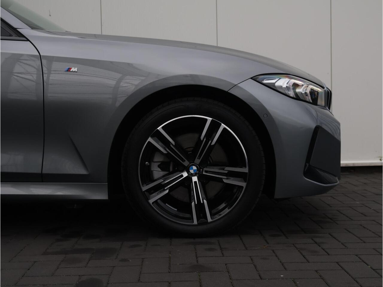 BMW 3-SERIE Touring 330e M-Sportpakket / Achteruitrijcamera / Extra Getint Glas / Trekhaak / Comfort Access / Stoelverwarming /