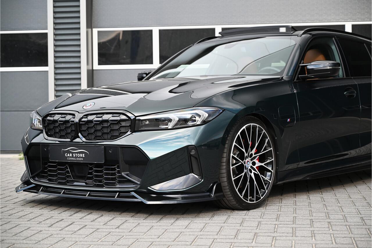 BMW 3-SERIE Touring 320e / M-SPORT / PANO / M-PERF SEATS / CARBON / HARMAN KARDON / MEMORY / HUD / OXFORDGREEN / 20"