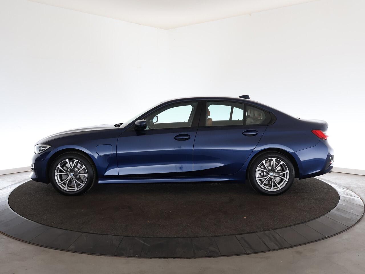 BMW 3-SERIE 330e eDrive Edition | Navi | Carplay | Leer | Cruise | PDC V+A | *