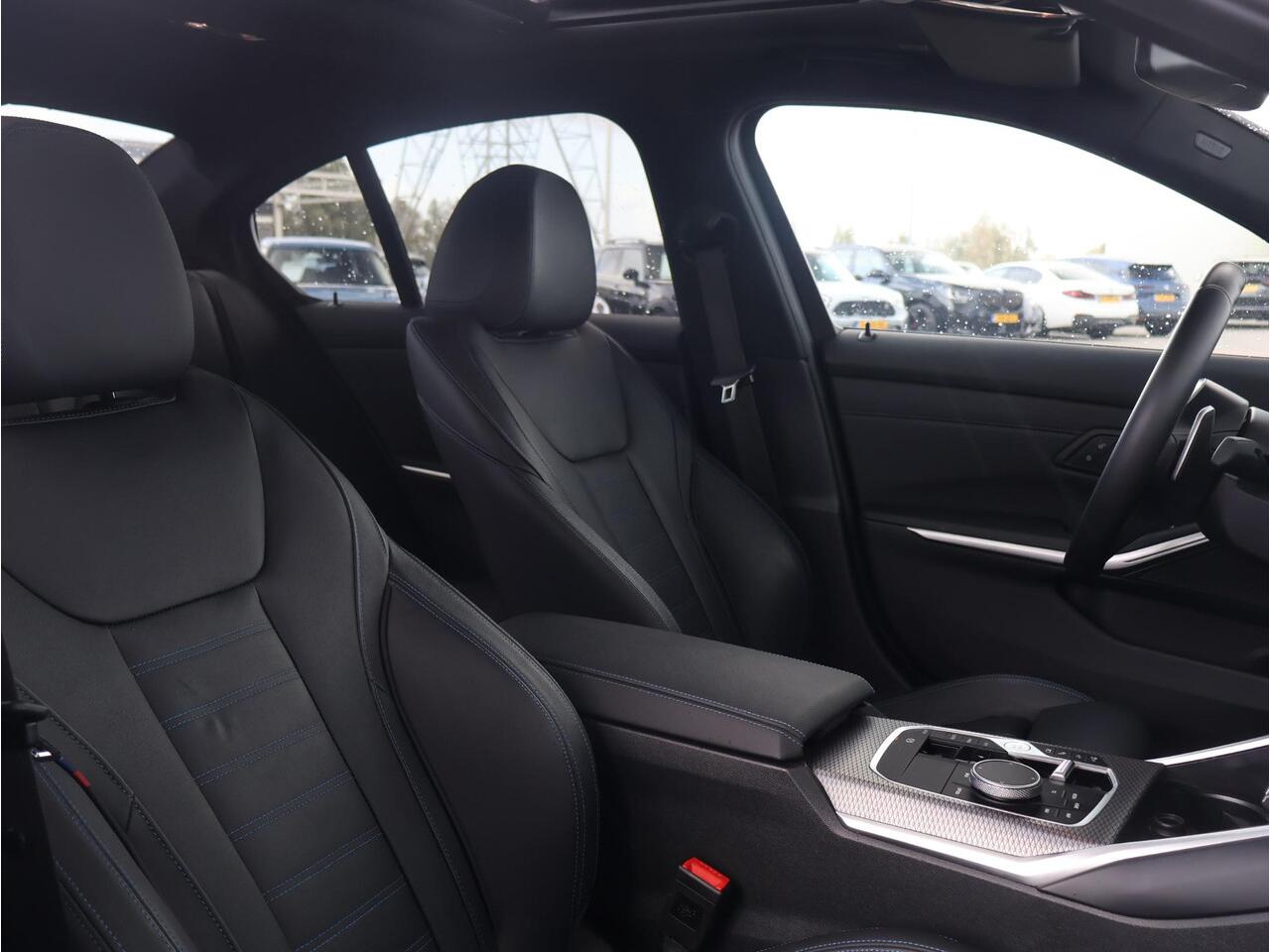 BMW 3-SERIE 330e xDrive M-Sportpakket / Harman Kardon / Elektrisch Verstelbare Stoelen / Active Cruise control / Schuif - Kanteldak / 19 '' /