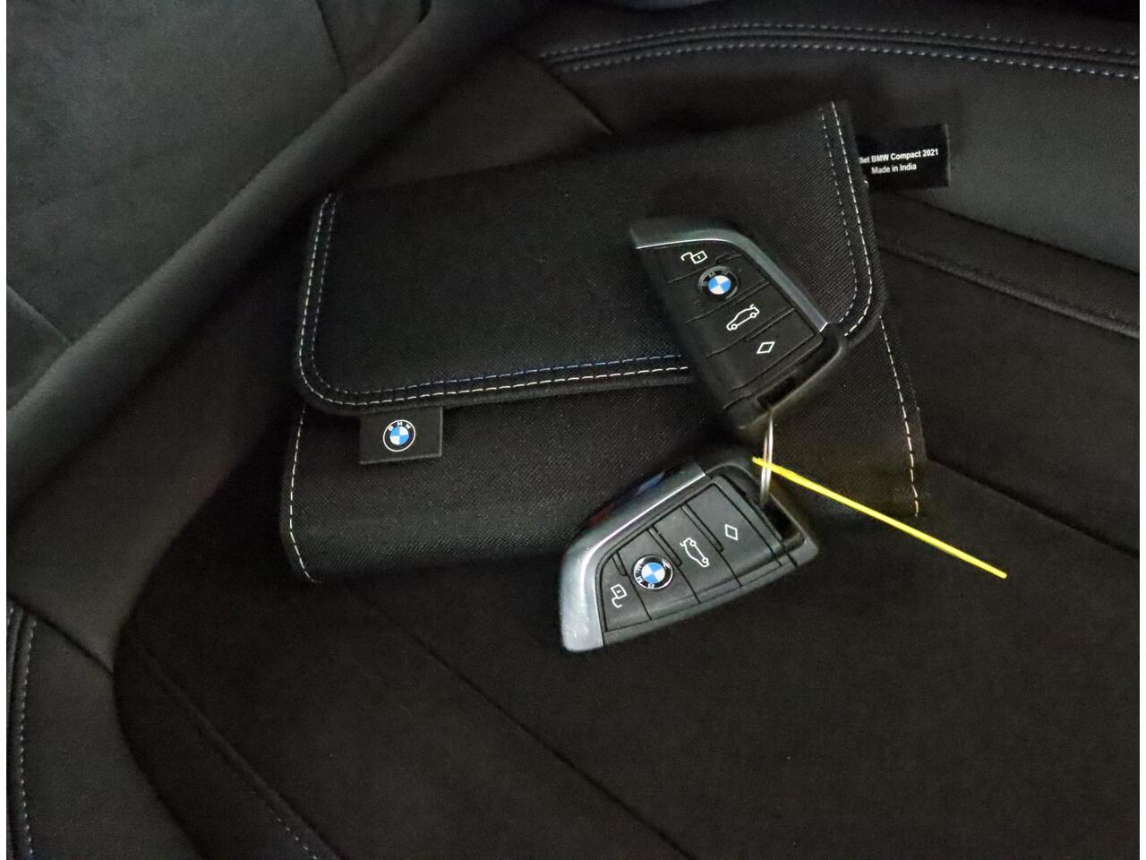 BMW 3-SERIE Touring 330e M-Sportpakket | Glazen Panoramadak | Stuur- en stoelverwarming | Harman Kardon | Comfort Access | Elektrisch verstelbare stoelen | Active Cruise Control