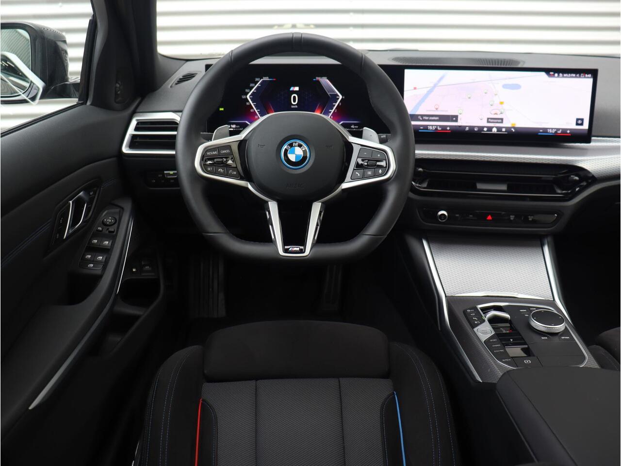 BMW 3-SERIE Touring 330e | M Sportpakket Pro | Panodak | Trekhaak | Harman Kardon | Parking Assistant Plus | Adaptive Cruise Control | Comfort Access | Elektr. Voorstoelen | Driving Assistant | Adaptive Onderstel | 19'' LMV