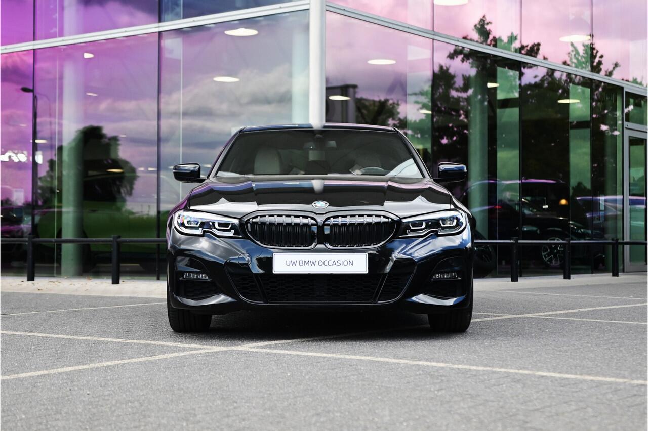 BMW 3-SERIE 330i High Executive M Sport Automaat / Achteruitrijcamera / Sportstoelen / M Adaptief onderstel / Head-Up / Parking Assistant / Leder / 19" LMV