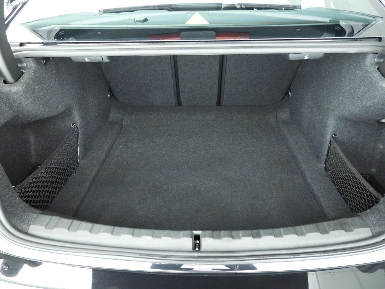 BMW 3-SERIE Sedan 320i | LED | Navigatie | Schuifdak | Sportstoelen | Clima | PDC | DAB | Alu 18 inch