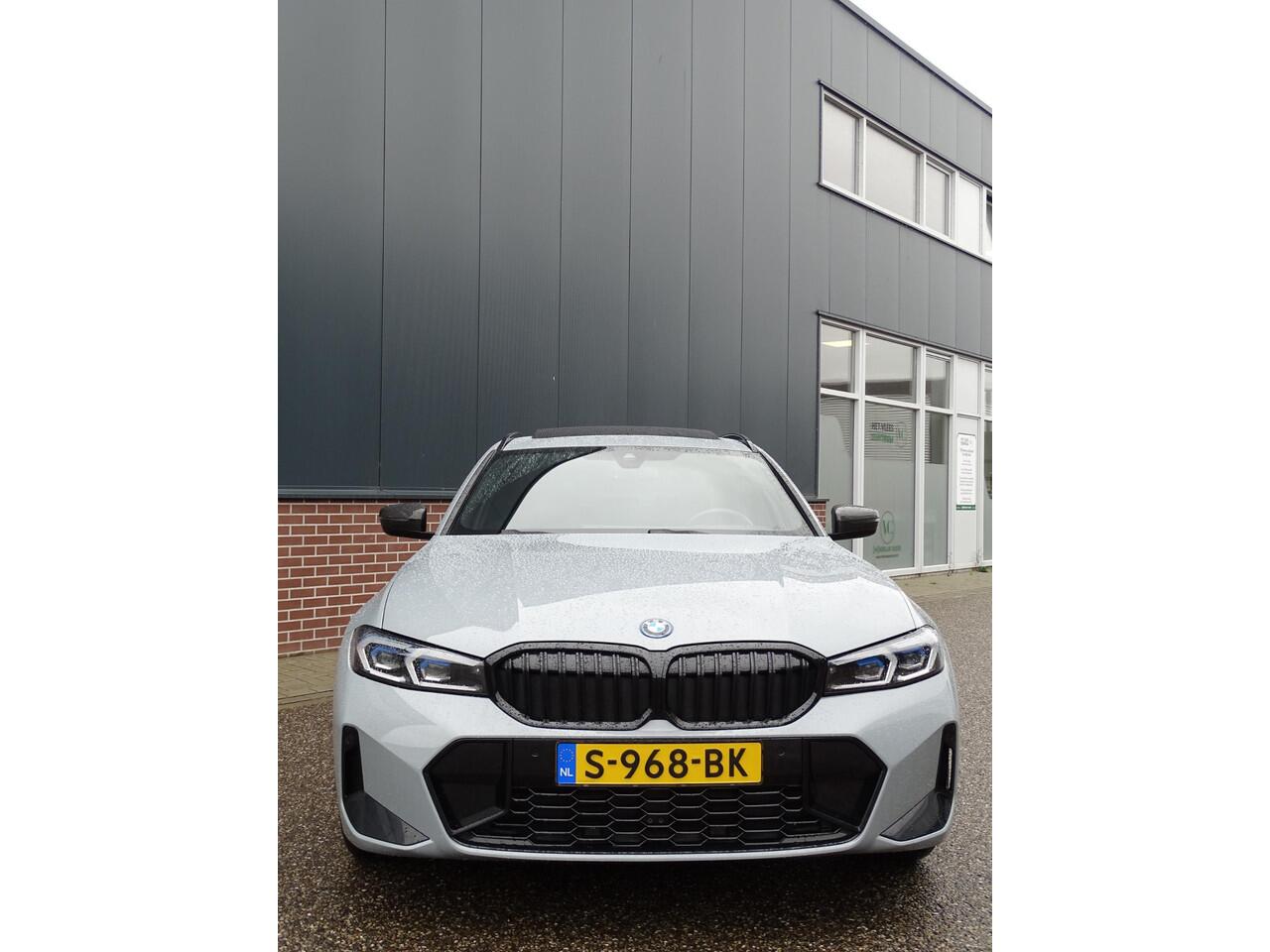 BMW 3-SERIE Touring 320e M-SPORT | PANORAMADAK| LEDER SPORT INTERIEUR| HEAD-UP DISPLAY| BORDENHERKENNING| DODE HOEK DETECTIE| HERMANKARDON | AIROC/ECC | CRUISECONTROLL | CAMERA | PARKEERSENSOREN |