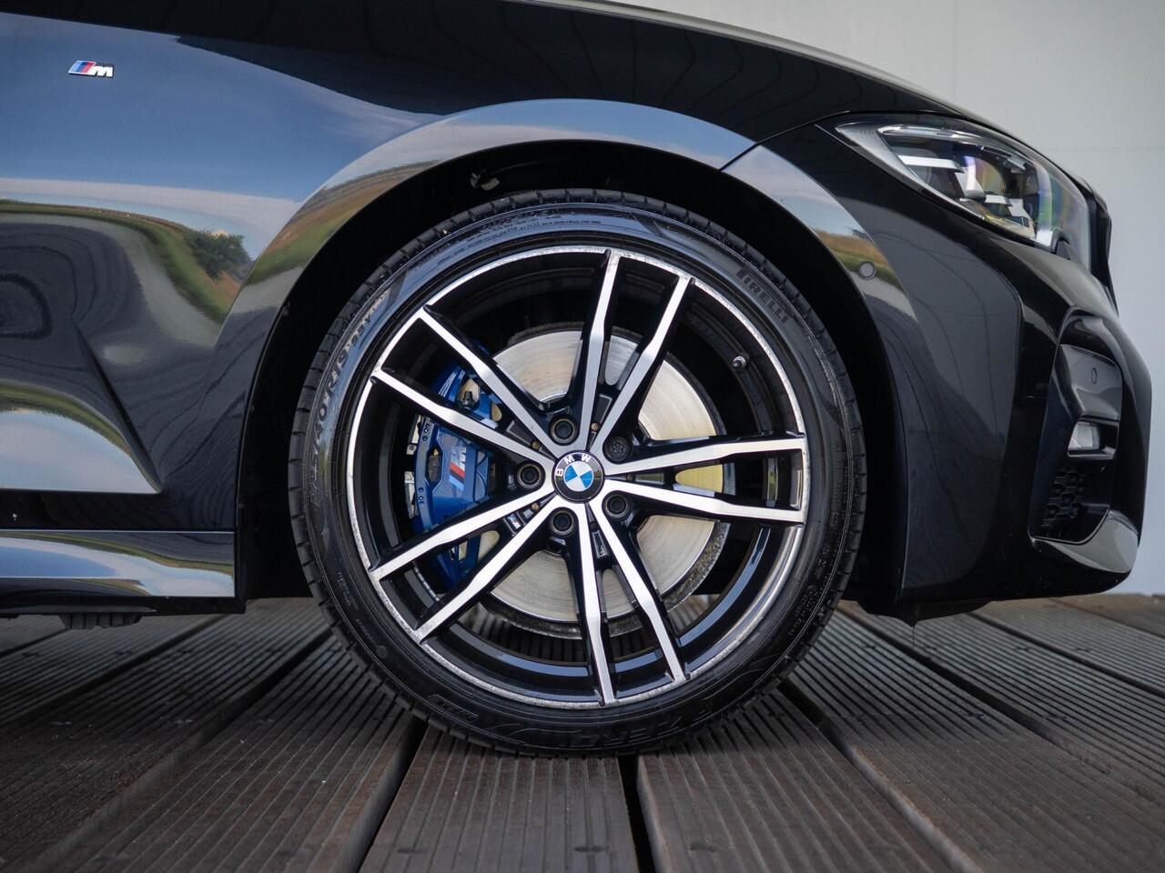 BMW 3-SERIE Touring 320i | High Executive | M Sport Plus Pack | 19'' | Achteruitrijcamera | Panoramadak | Stoelverwarming | Head-Up Display | Cruise Control