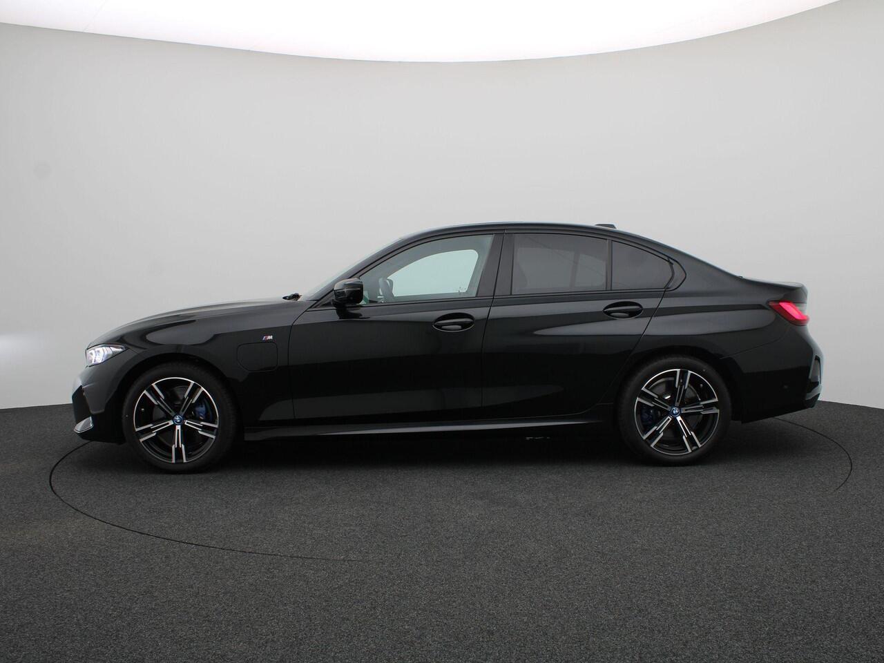 BMW 3-SERIE Sedan 320e M Sportpakket | Travel Pack | Innovation Pack | Entertainment Pack | Stuurwielrand verwarmd | Trekhaak | Schuifdak | 18'' | Ekris Selection