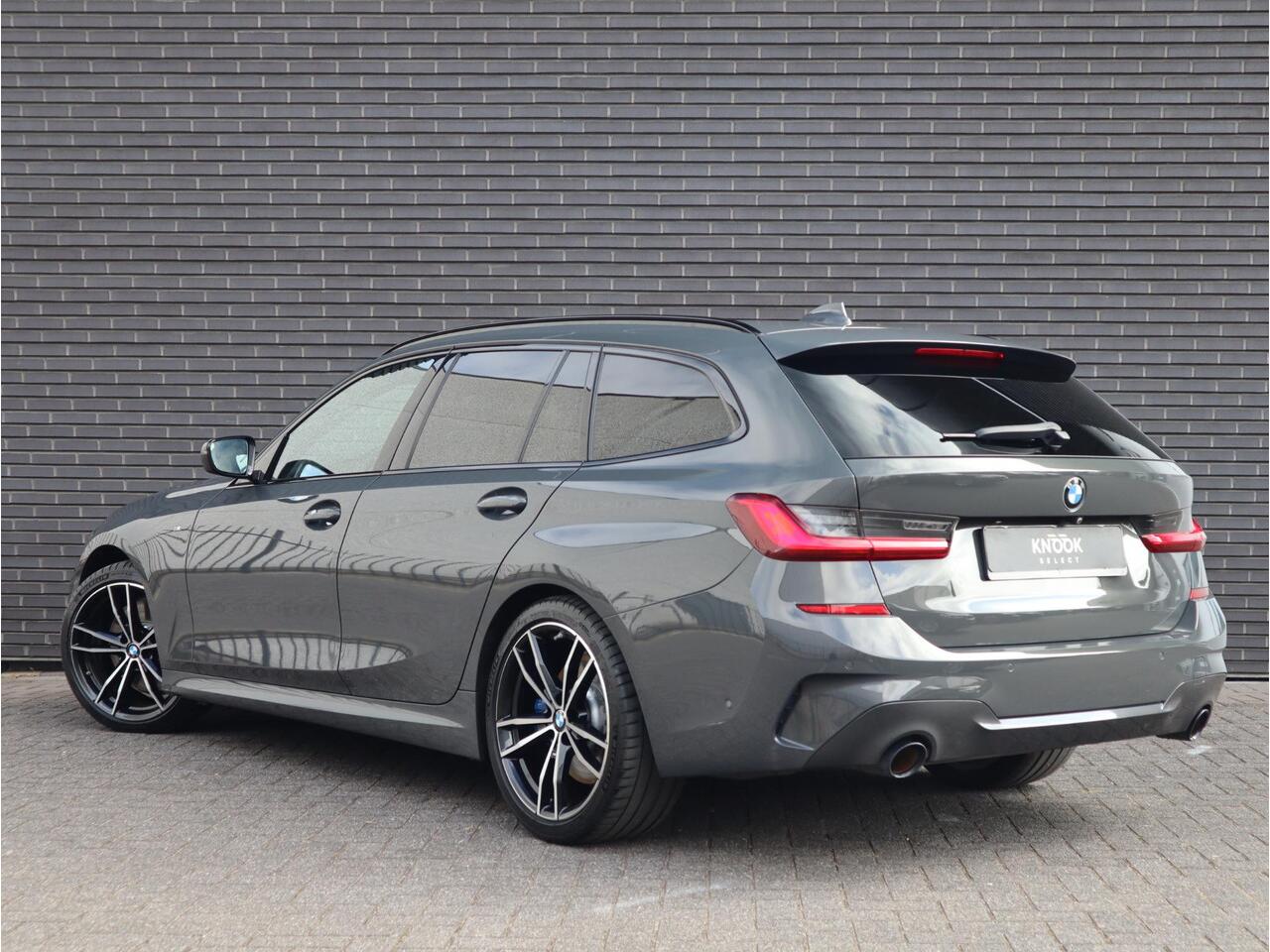 BMW 3-SERIE Touring 320i High Executive M Sport Pakket Automaat / Live Cockpit Professional / Panoramadak / Leder / Adaptive Cruise Control / Head-Up Display / Apple CarPlay / 19 Inch / M Sportremsysteem / Shadow Line / LED / Extra Getint Glas / Stoelverwarming