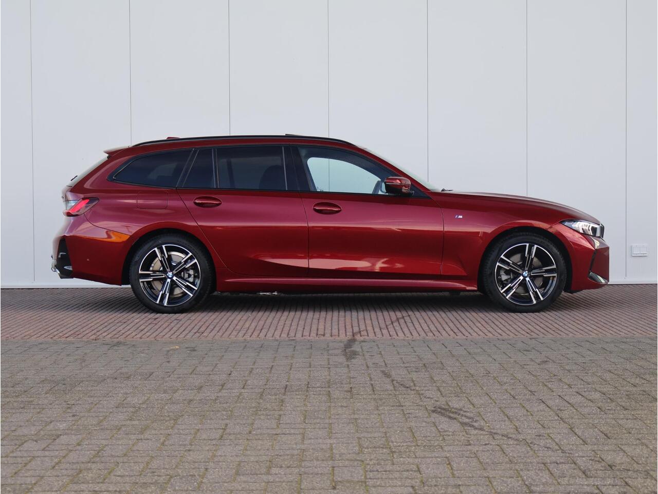 BMW 3-SERIE Touring 330e M Sportpakket/ Comfort Access/ Elektrische Trekhaak/ Achteruitrijcamera/ panoramadak/ Sportstoelen/ Stoelverwarming/ HiFi/ Active Cruise Control