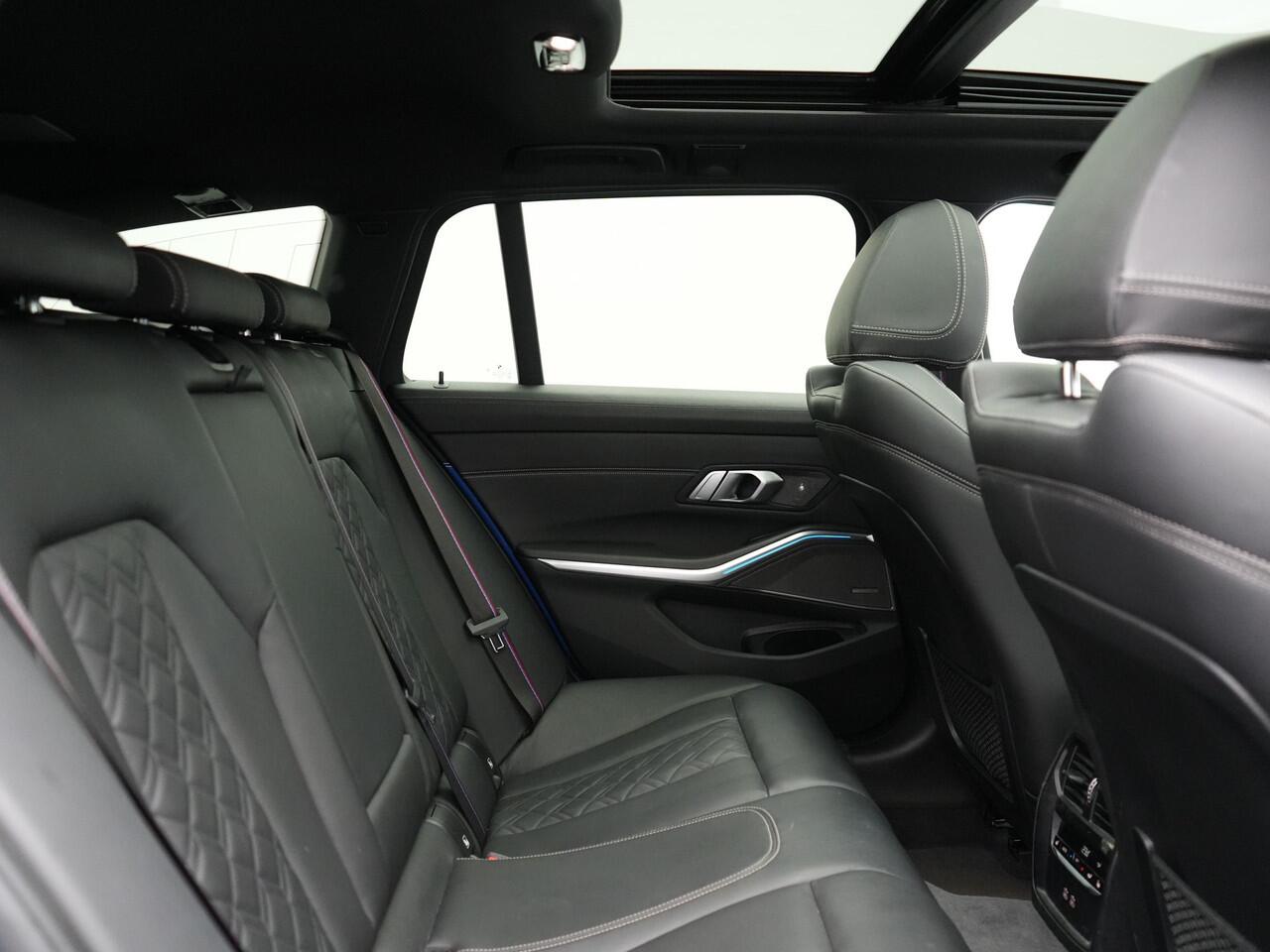 BMW 3-SERIE Touring 330e M Sport Plug In Hybrid 293pk Dealer O.H. PHEV | Panodak | Head Up | 360 Camera | Adaptive Cruise | Laser LED | Harman & Kardon | Nappa Lederen Sportstoelen Memory & Verwarmd | Adaptief Onderstel | Apple Carplay | Sfeerverlichting |