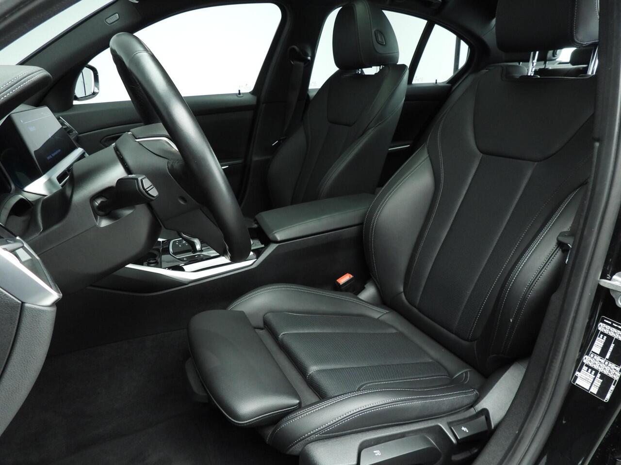 BMW 3-SERIE Sedan 320i | LED | Navigatie | Schuifdak | Sportstoelen | Clima | PDC | DAB | Alu 18 inch