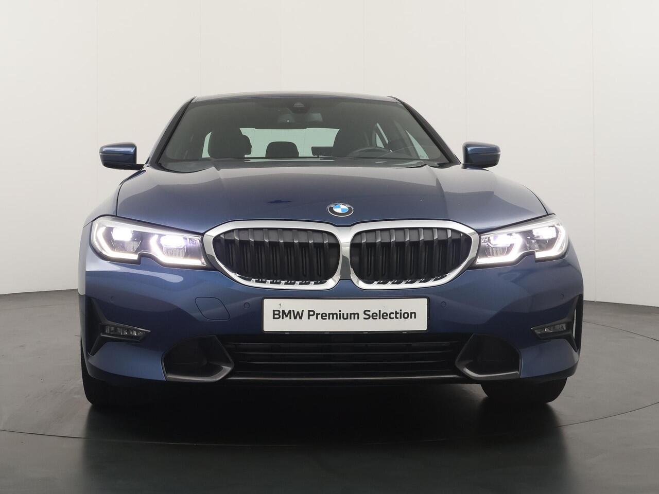 BMW 3-SERIE 320e Business Edition Plus | Trekhaak | Panoramadak | Stoelverwarming |