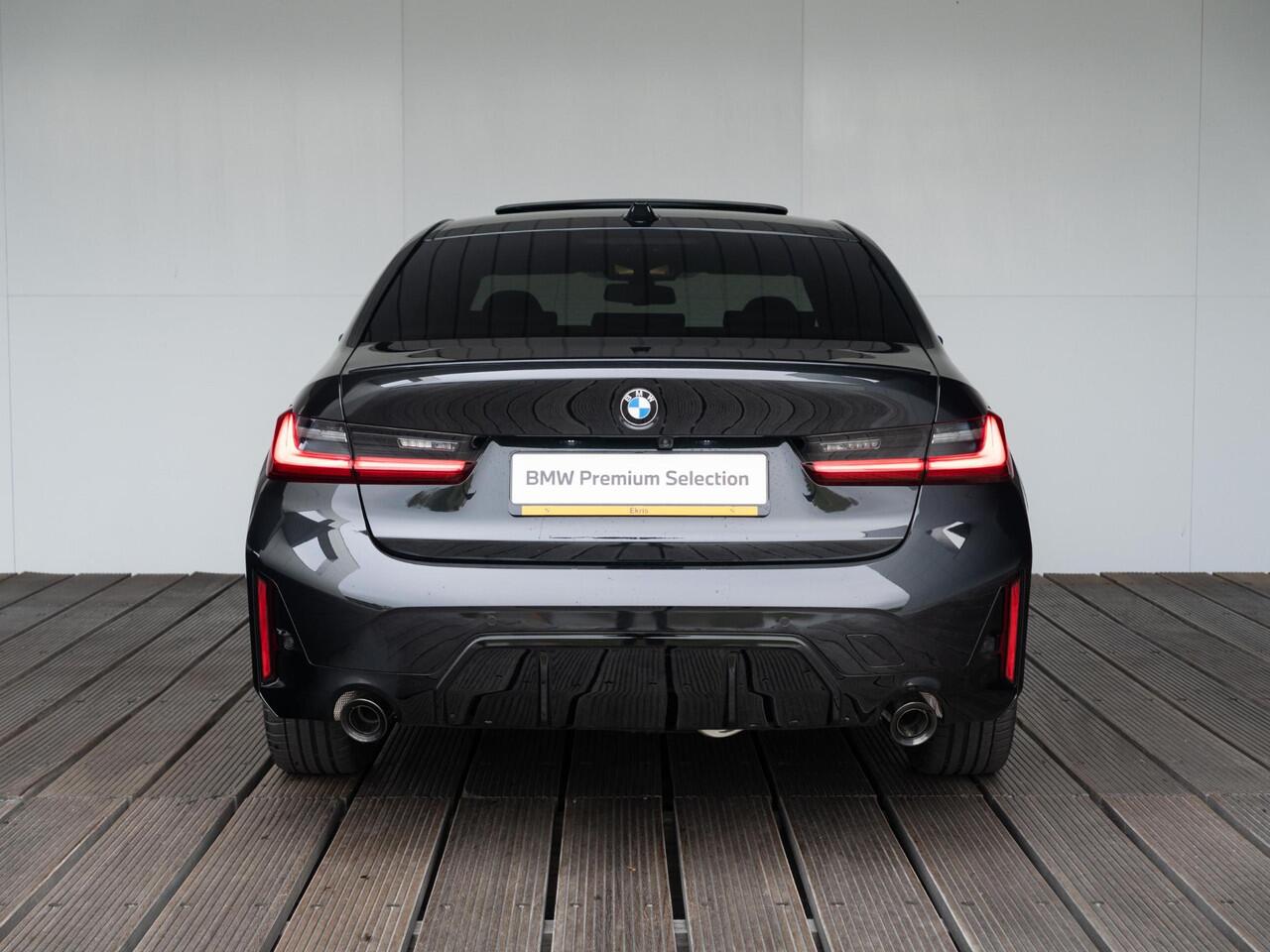 BMW 3-SERIE Sedan 330e | M Sportpakket Pro | Innovation Pack | Verwarmd Stuurwiel | Comfort Access | Schuif-/kanteldak | Trekhaak