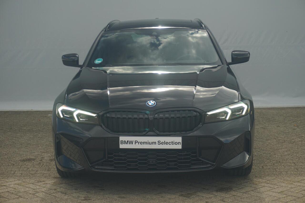BMW 3-SERIE Touring 330e M Sport Pro | Trekhaak / Panoramadak / Head-up / Harman Kardon / Elektrische stoelen met geheugen /360*Camera's / Comfort Access / Ddodehoek detectie