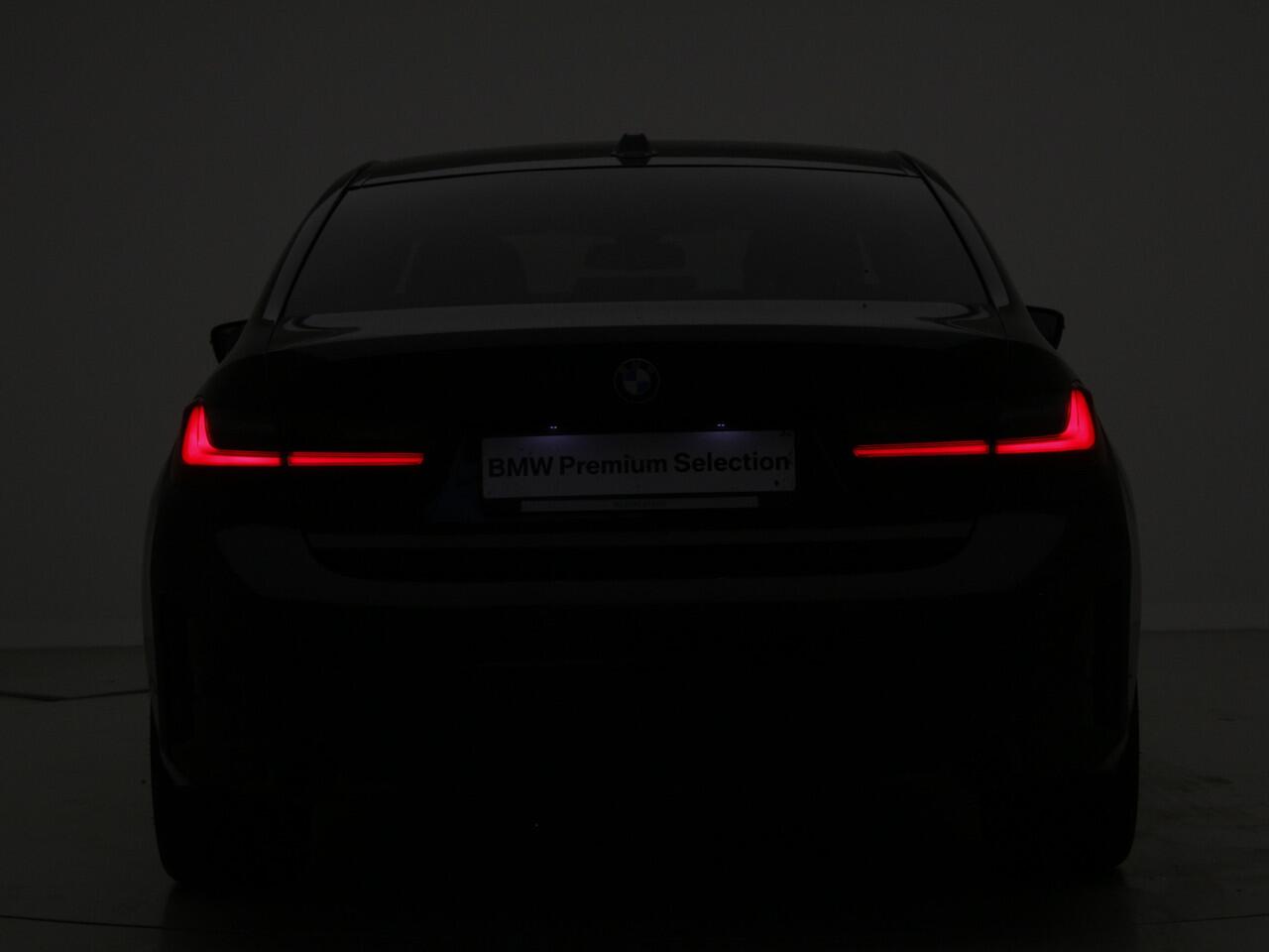 BMW 3-SERIE 320i Sedan M-Sport | 18" | Camera | Harman Kardon | Privacy Glass | Voorbereiding Driving Assistance