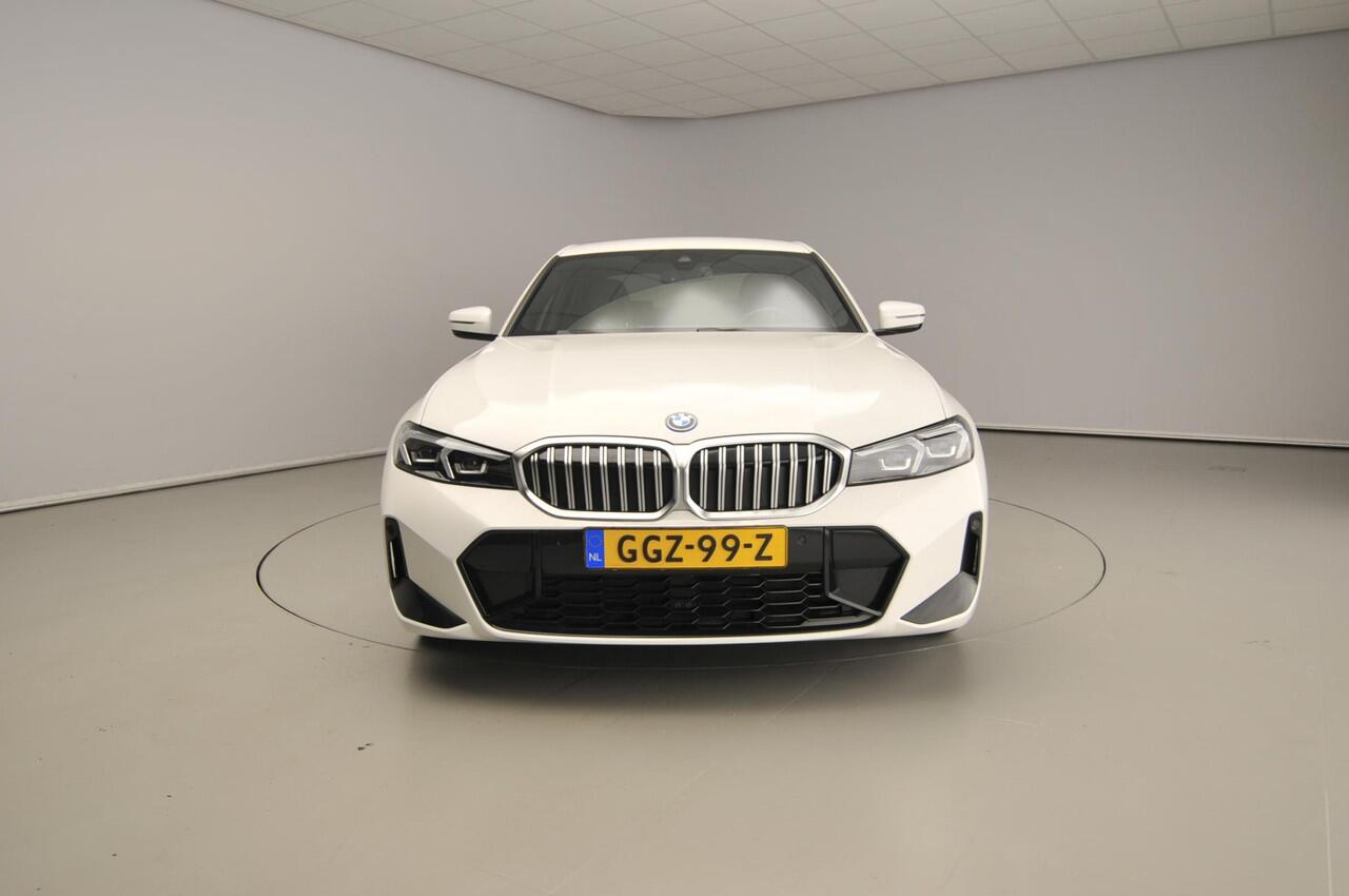 BMW 3-SERIE Sedan 320e | M-Sportpakket | LED | Navigatie | Trekhaak | Stoelverwarming | DAB | Alu 18 inch