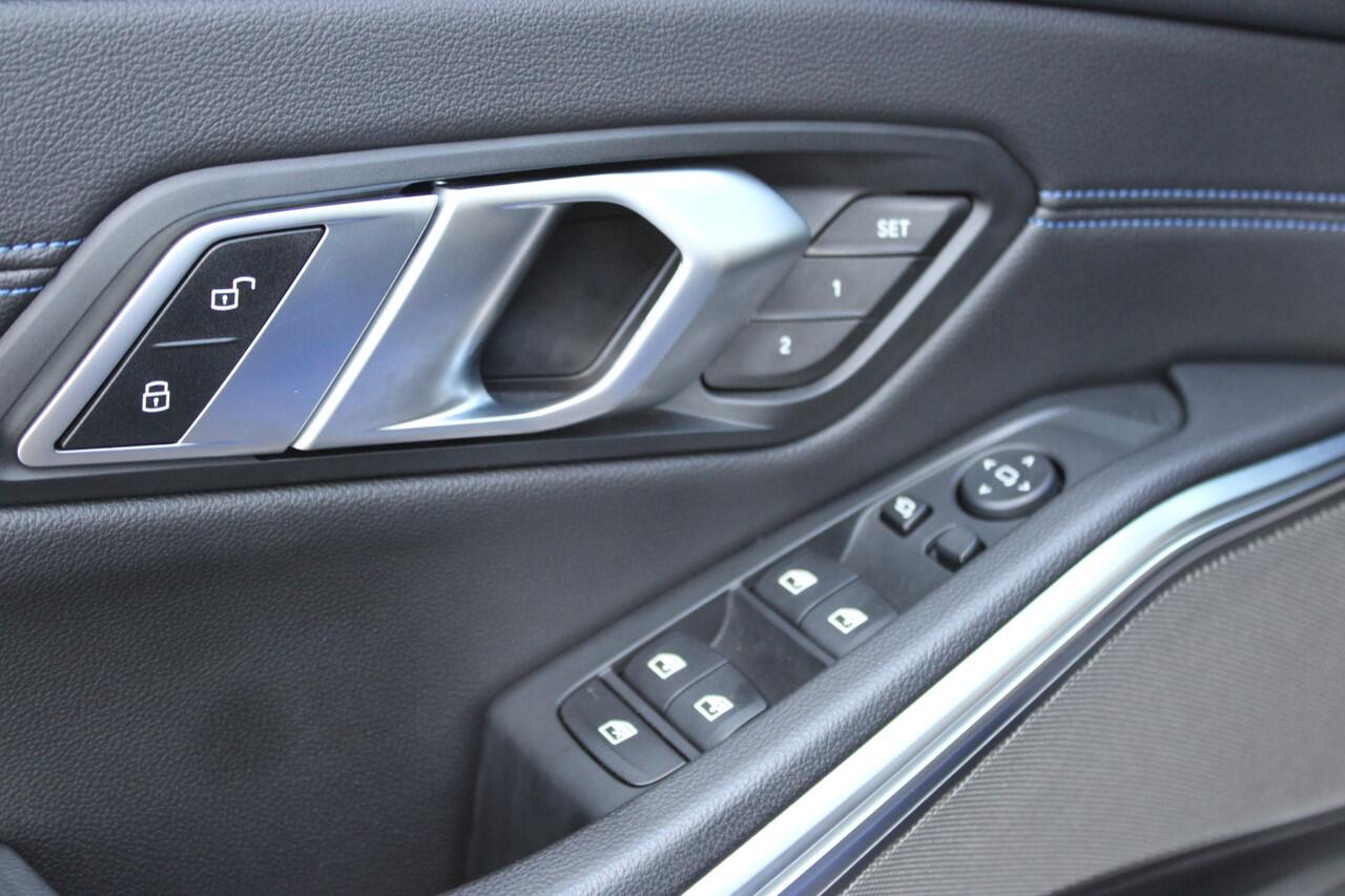 BMW 3-SERIE 330i High Executive M Sport Automaat / Schuif-Kanteldak / Sportstoelen / Achteruitrijcamera / Laserlight / Comfort Access / Head-Up / Harman Kardon / Gesture Control