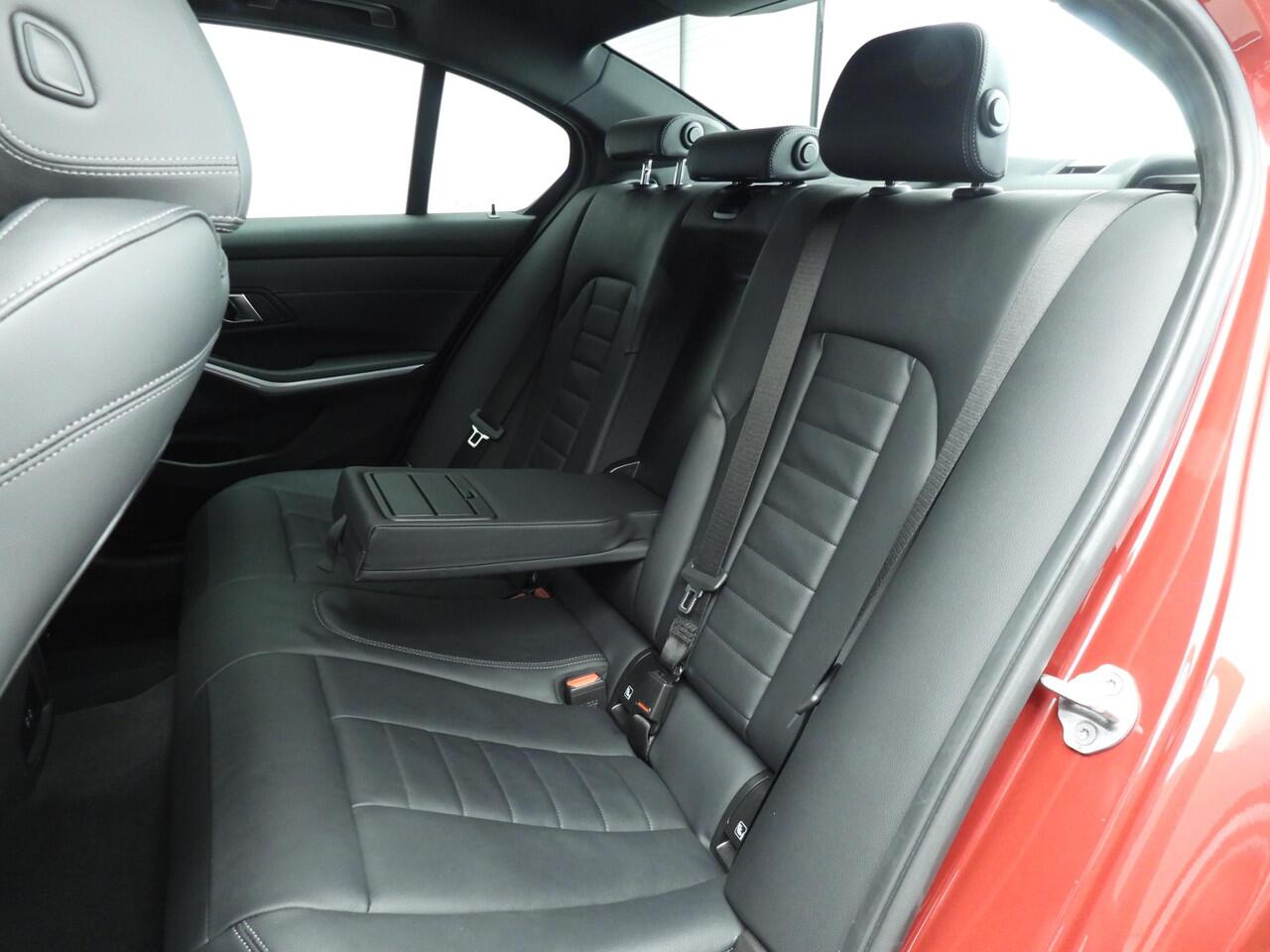 BMW 3-SERIE Sedan 320i | M-Sportpakket | LED | Leder | Navigatie | Schuifdak | Stoelverwarming | Sportstoelen | DAB | Alu 19 inch