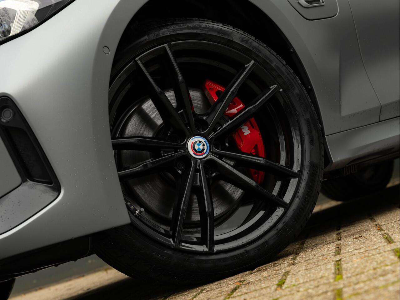 BMW 3-SERIE Touring 330e xDrive - M-Sport Pro - Individual In+Exterieur - Pano - Trekhaak - Memoryzetel