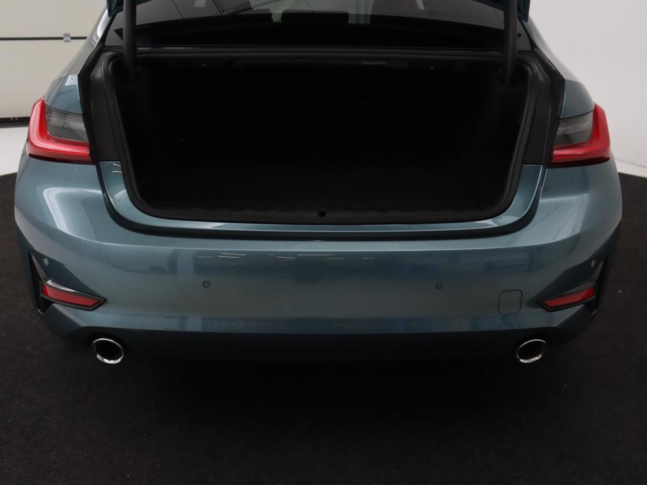 BMW 3-SERIE 330e eDrive Edition | Leder | Stoelverwarming | Carplay | Live Cockpit | Navigatie | Parkeerhulp | Cruise control