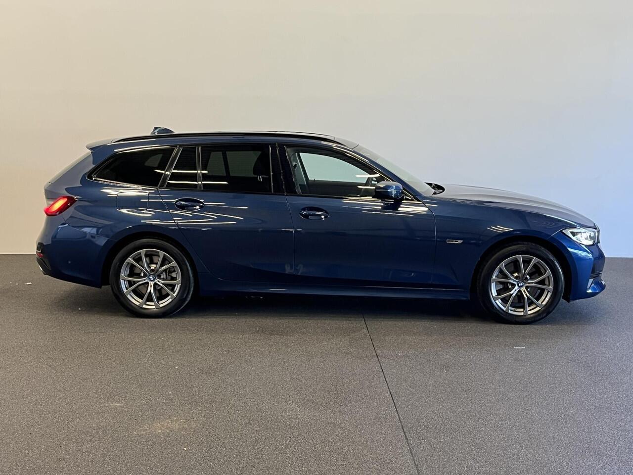 BMW 3-SERIE Touring 320e Sportline Aut-8 Panoramadak Head Up Display Laser Licht Adaptive Cruise Trekhaak Leder Navi Parkeer Sensoren