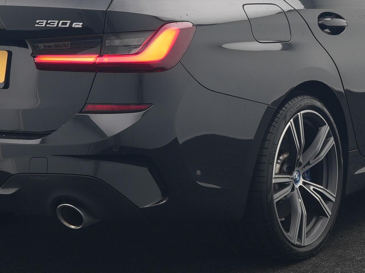 BMW 3-SERIE Touring 330e M Sport Plug In Hybrid 292pk Dealer O.H PHEV | Trekhaak Af Fabriek | Adaptive Onderstel | Adaptive Cruise | Laser LED | Sportstoelen Verwarmd | Sfeerverlichting | Apple Carplay | Camera | Virtual | Navigatie | DAB |