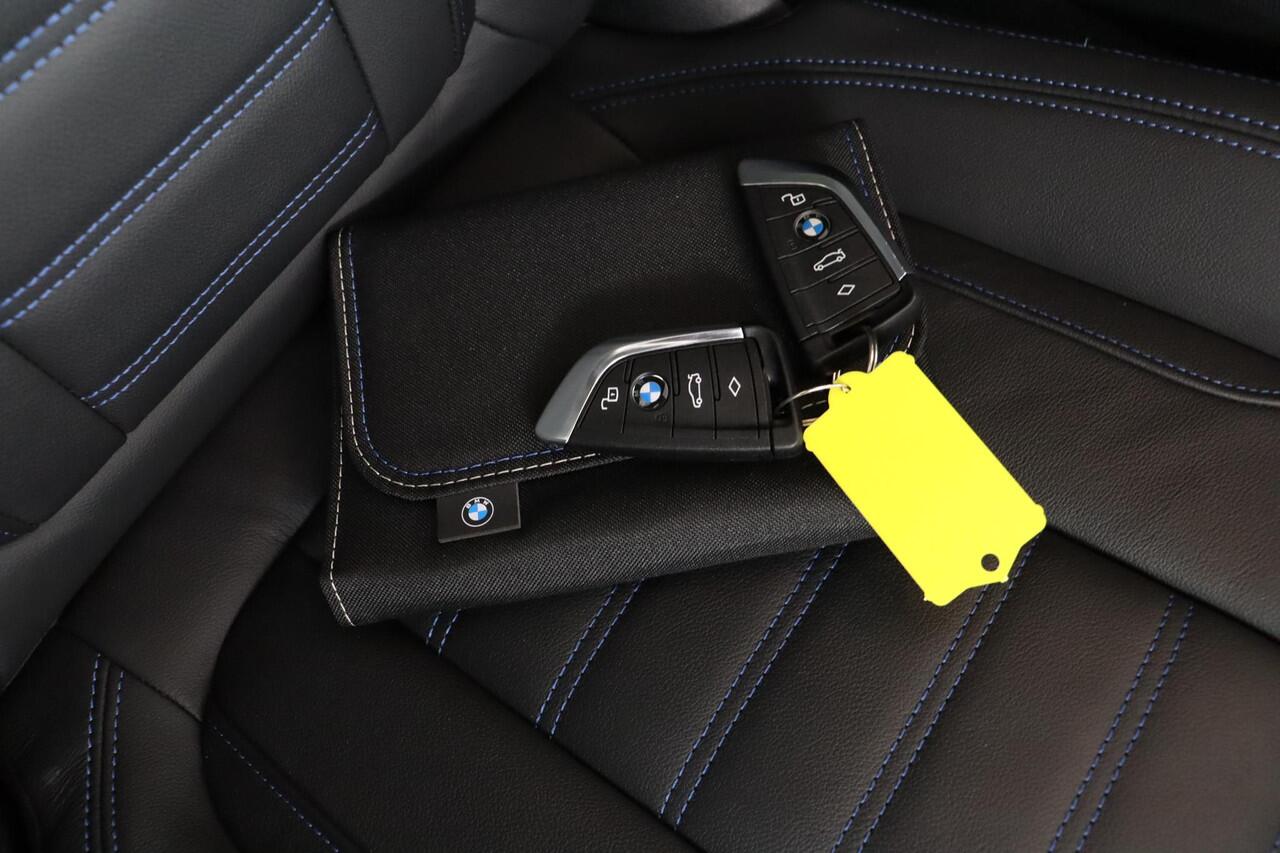 BMW 3-SERIE Touring 320i M Sport Pro | Glazen Panoramadak | Trekhaak Elektrisch | Leder | Comfort Access | Adaptive LED | Camera | Innovation Pack