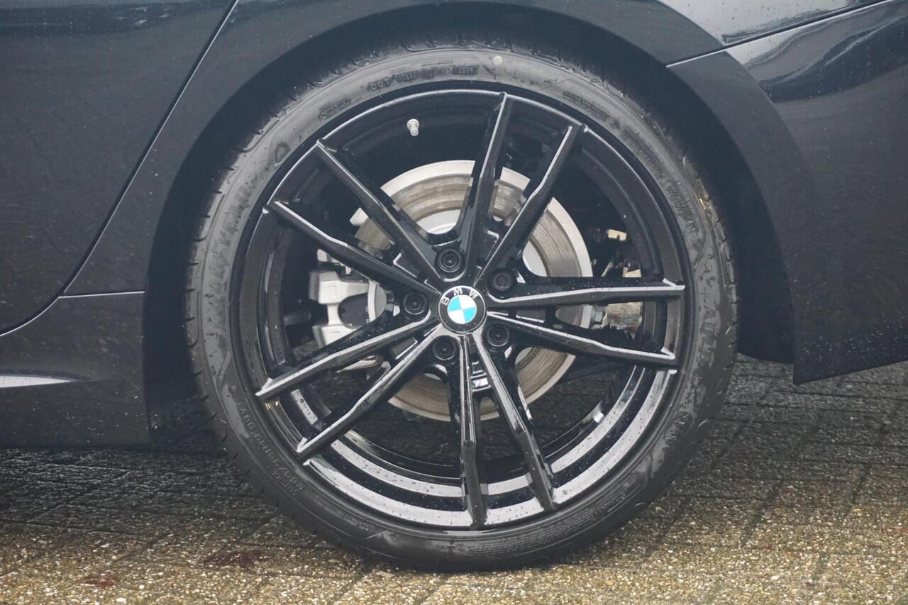 BMW 3-SERIE Sedan 318i M Sport / Panorama Dak / Stoel- en Stuurverwarming | Ekris Selection