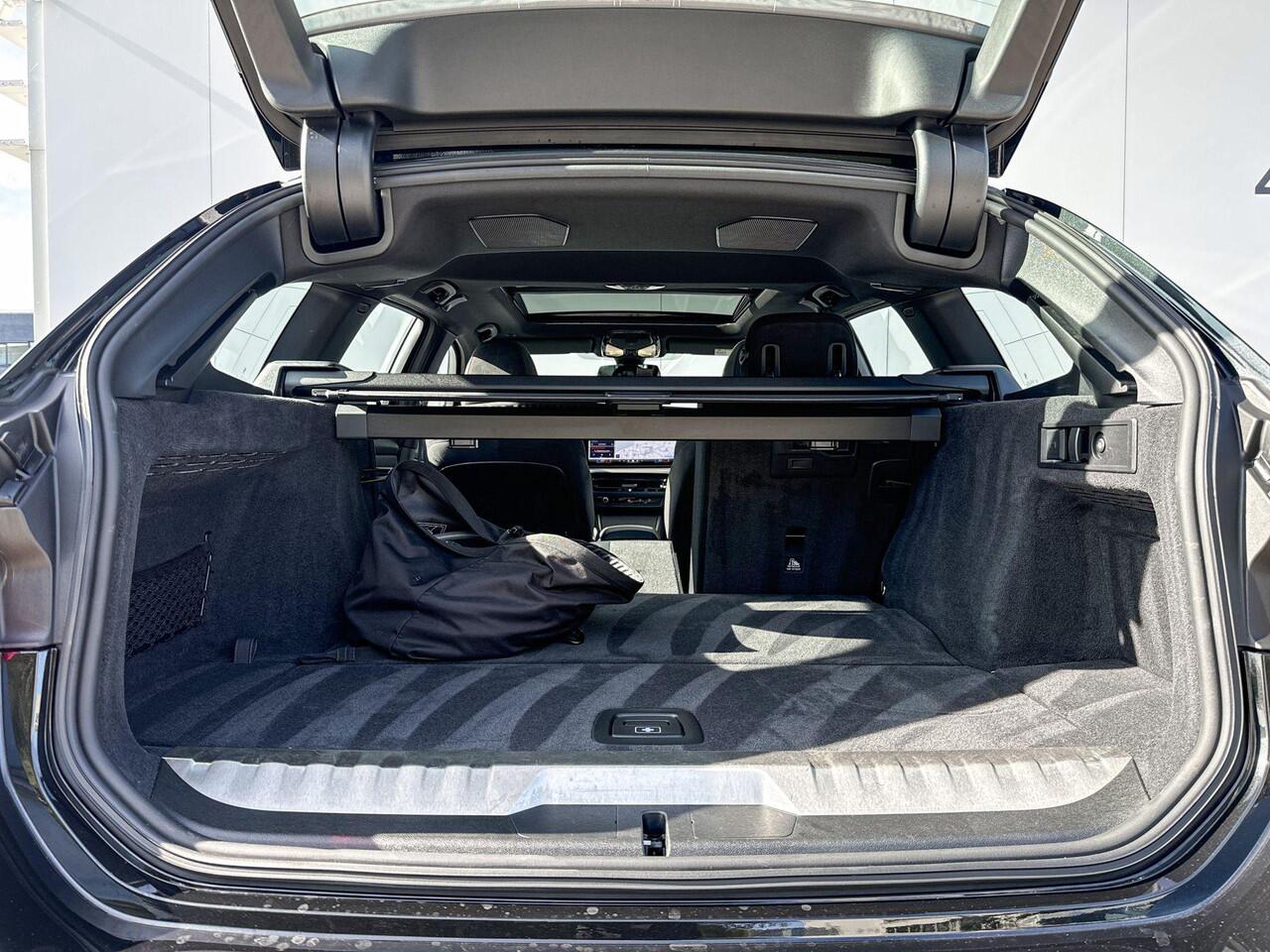 BMW 3-SERIE Touring 330e xDrive Harman Kardon audio / Glazen dak / 19 inch / Achteruitrij Camera