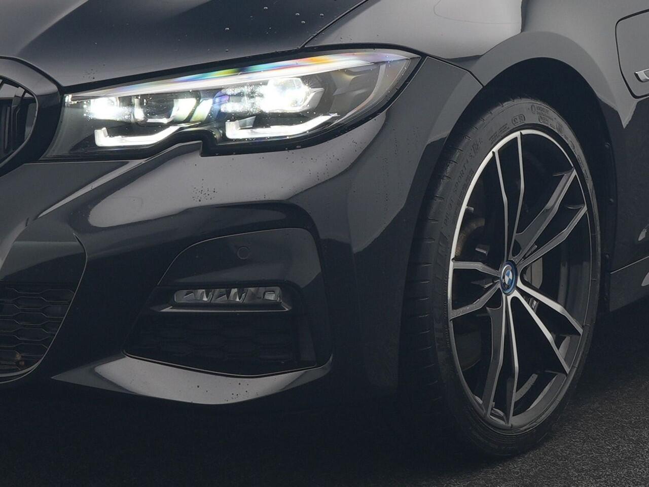 BMW 3-SERIE 330e M Sport Plug In Hybrid 293pk Dealer O.H. PHEV | Adaptief Onderstel | Sfeerverlichting | Alcantara Sportstoelen Verwarmd | Virtual | Apple Carplay | Navigatie | Cruise Control | DAB | 19"L.M |