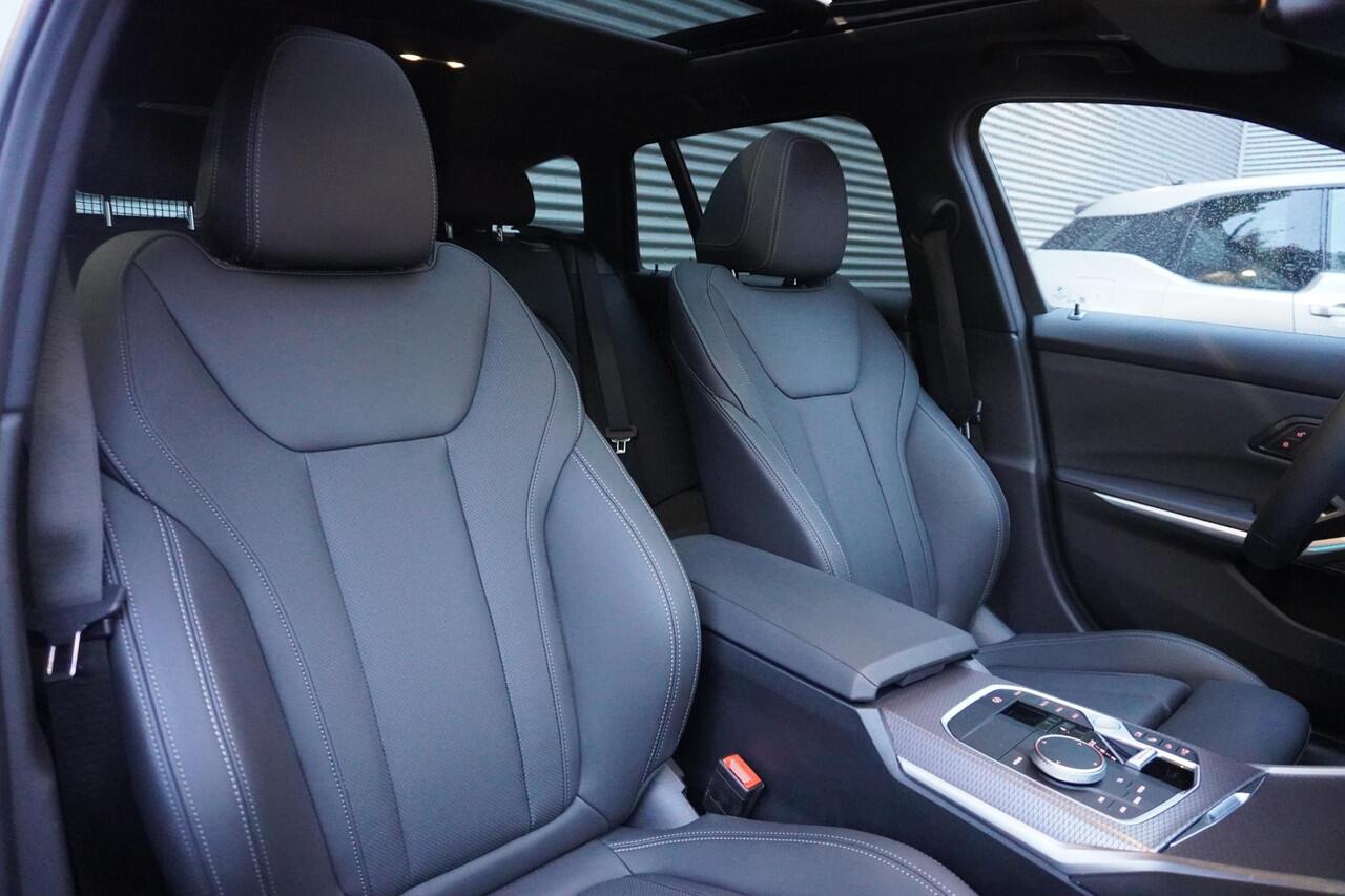 BMW 3-SERIE Touring 330e Xdrive M Sportpakket | Trekhaak met elektrisch wegklapbare kogel | Glazen panoramadak | HIFI System Harman Kardon | Comfort Access