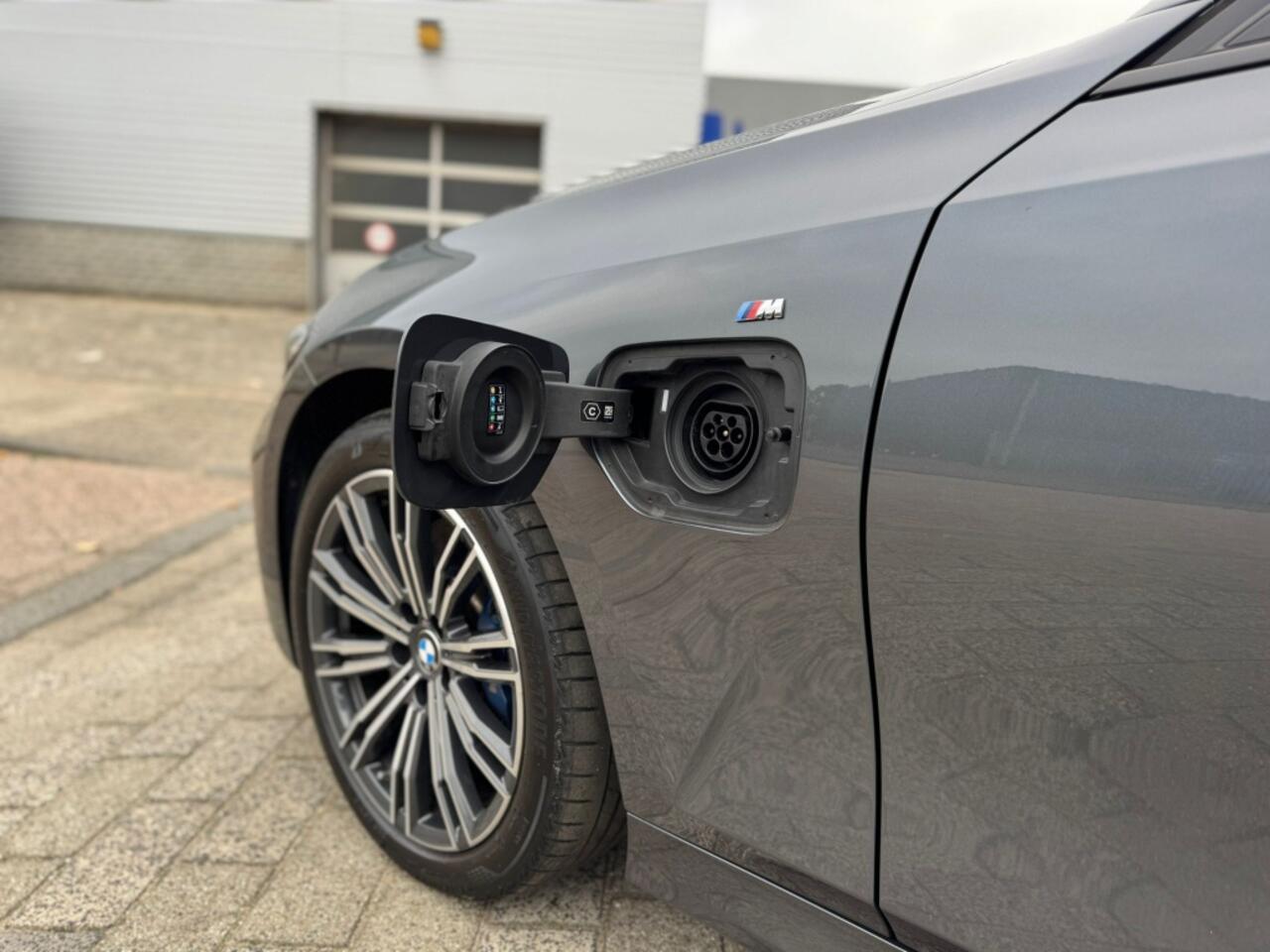 BMW 3-SERIE 330e M-SPORT | PANO | HEAD-UP | HARMAN KARDON | 360 °