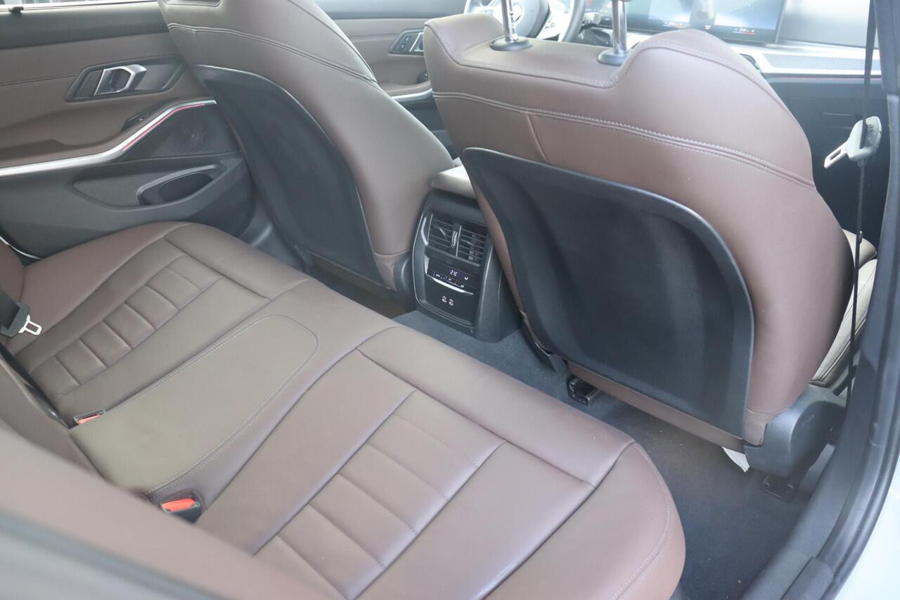 BMW 3-SERIE Touring 318i M Sportpakket/ 19 inch LMV/ panoramadak/ Sportstoelen/ Cruise Control/ HiFi/ Getint Glas/ Ambiance verlichting