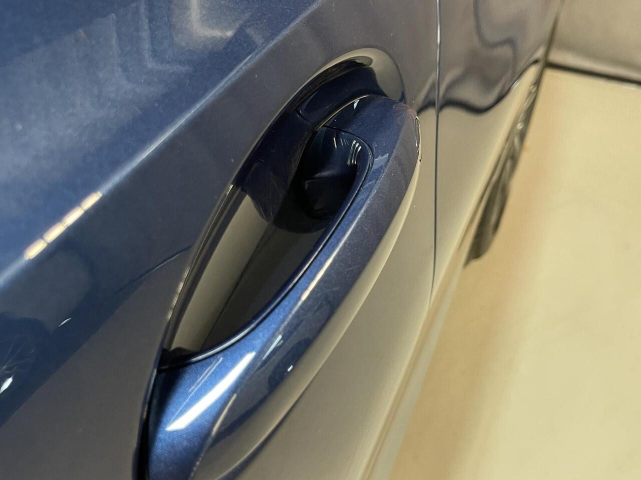 BMW 3-SERIE Touring 330e xDrive Sport Line 18"/Keyless/Sportstoelen + memory/Stoel + stuurverwarming/PDC/Apple Carplay & Android Auto