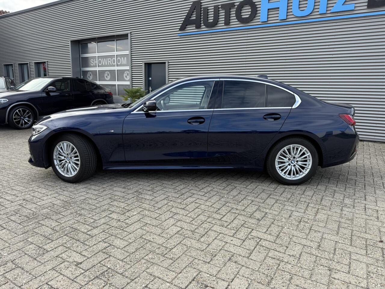 BMW 3-SERIE 318i 156 PK Luxury Line Leder Wegklapbare Trekhaak LED HiFi pakket PDC