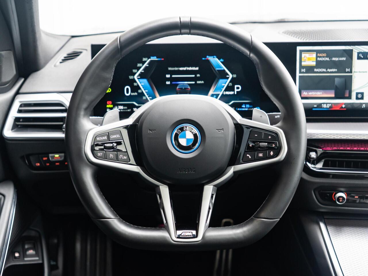 BMW 3-SERIE Sedan 330e | M Sportpakket Pro | Comfort Pack | Comfort Access | Achteruitrijcamera | Schuif-/kanteldak | Stoelverwarming | 19''