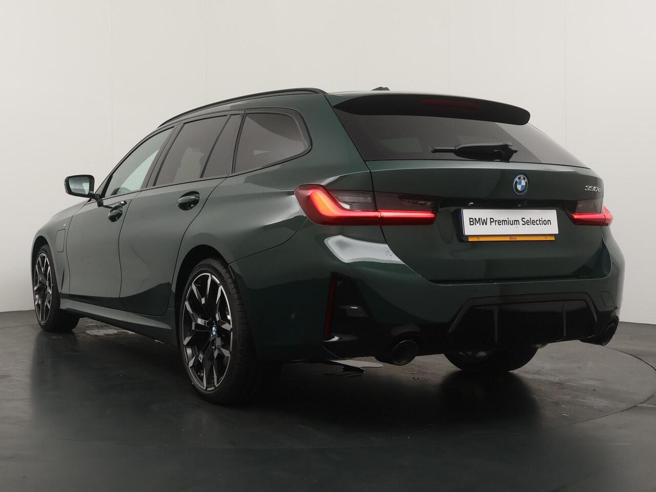 BMW 3-SERIE Touring 330e Individual Lak | M Sportpakket Pro | Innovation Pack | Comfort Pack | Trekhaak | Panoramadak