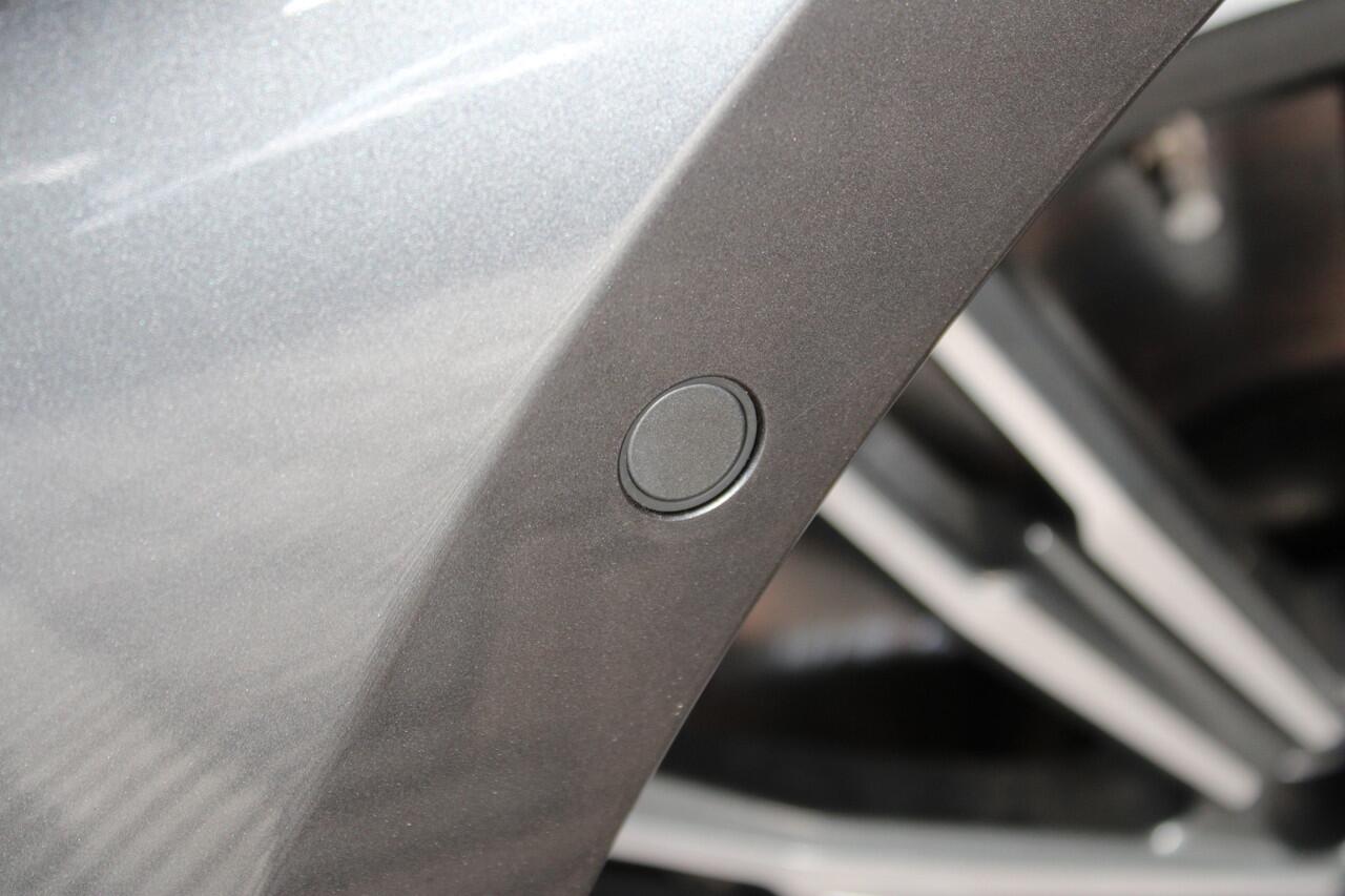 BMW 3-SERIE Touring 330e Business Edition Plus Adaptieve cruise control | Climate control | Stoel/stuur verwarming | Zomer + winterset | Elektrisch uitklapbare trekhaak | Parkeercamera |