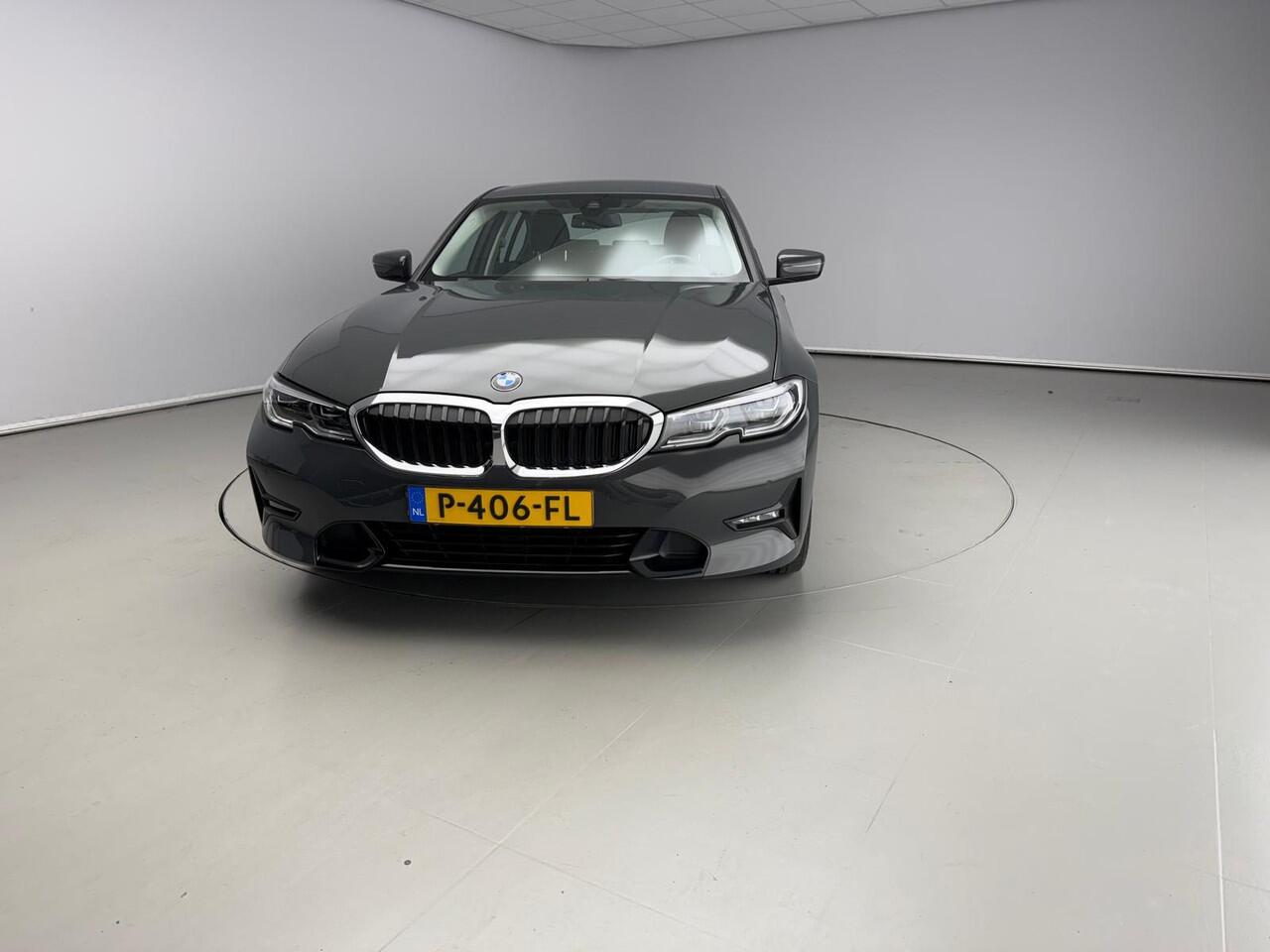 BMW 3-SERIE Sedan 318i | Laserlicht | Leder | Navigatie | Sportstoelen | Stoelverwarming | DAB | Hifi speakers | Alu 17 inch