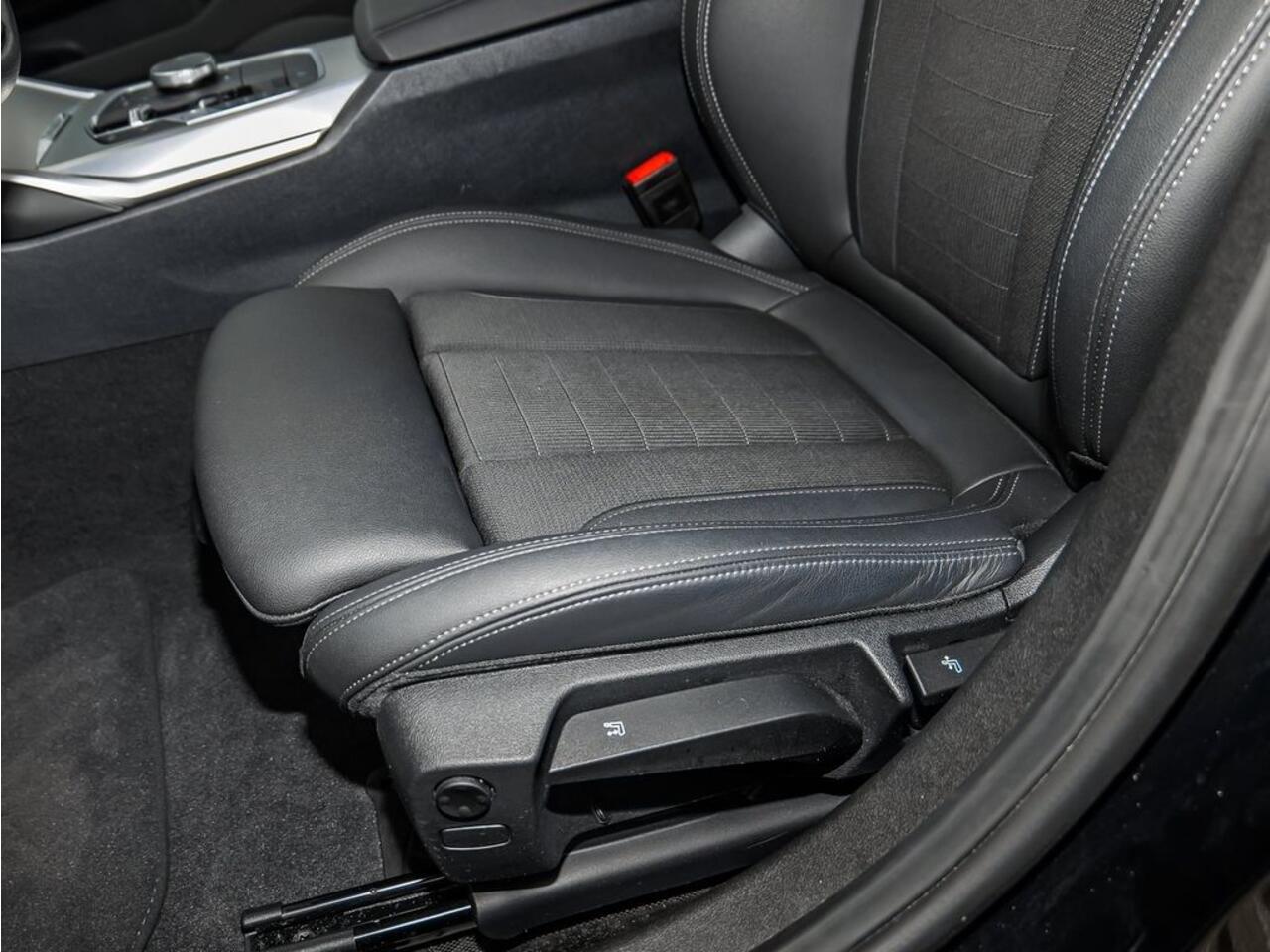 BMW 3-SERIE Touring 320d 190 PK ACC Trekhaak Sportstoelen LED Camera