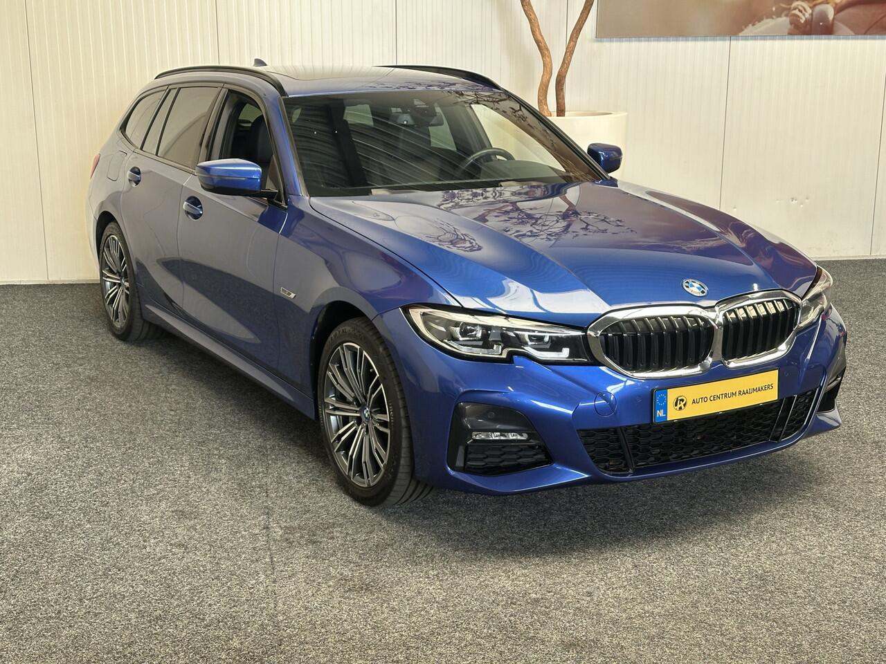 BMW 3-SERIE TOURING 330e XDRIVE 4x4 PHEV HIGH EXECUTIVE M PAKKET LEDER/ALCANTARA NAVIGATIE CRUISE CONTROL PANORAMA SCHUIF/KANTELDAK APPLE CARPLAY/ANDROID KEYLESS GO UITKLAPBARE TREKHAAK PDC ZEER MOOI !! 3010