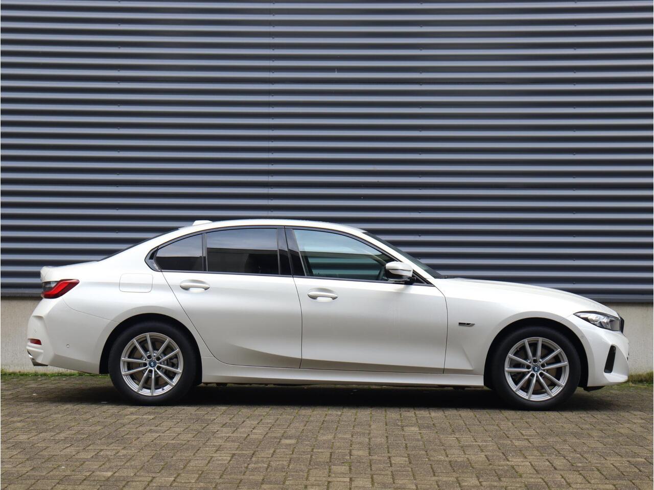BMW 3-SERIE Sedan 330e | High Executive | Comfort Access | Elektr. Voorstoelen | Sportstoelen | Hi-Fi | Climate Control | Stoelverwarming | Getint Glas | 17'' LMV